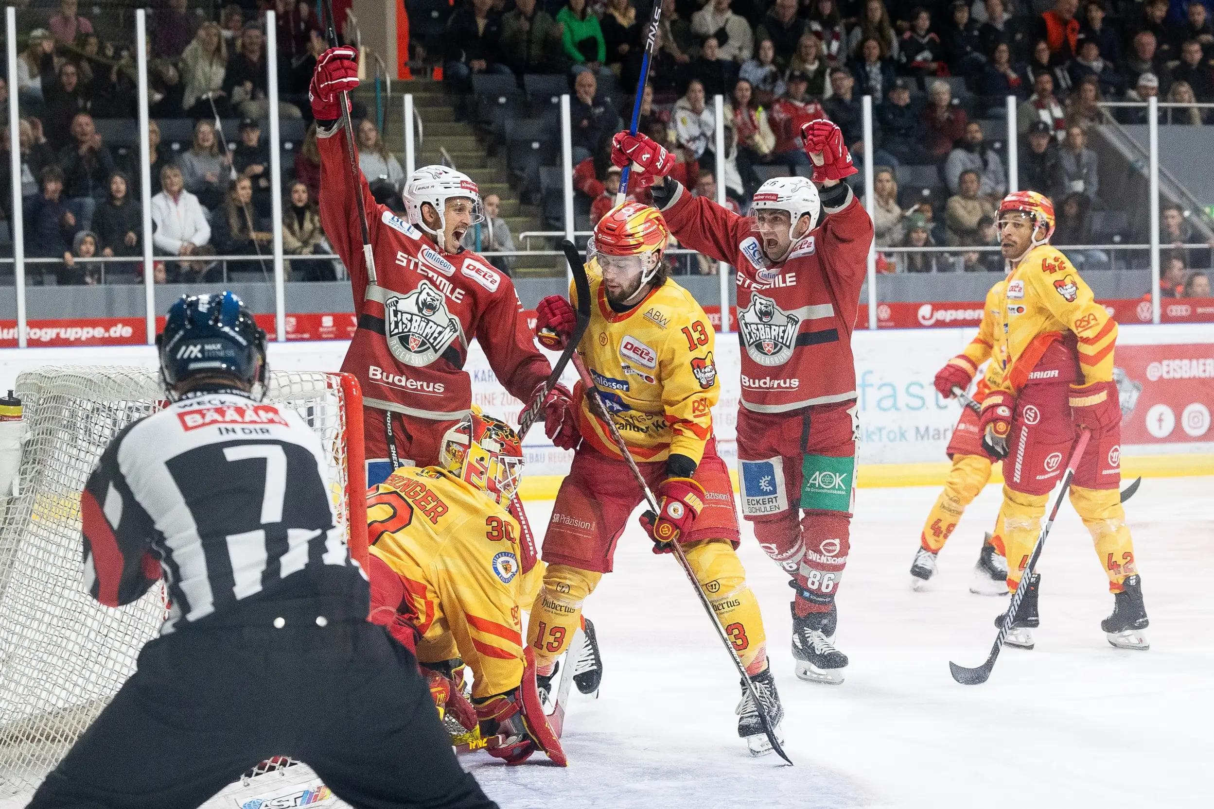Als bester Vorlagengeber der abgelaufenen DEL2-Saison feierte der 28-Jährige (links) den Meistertitel mit Regensburg.
Foto: Melanie Feldmeier/arSito
