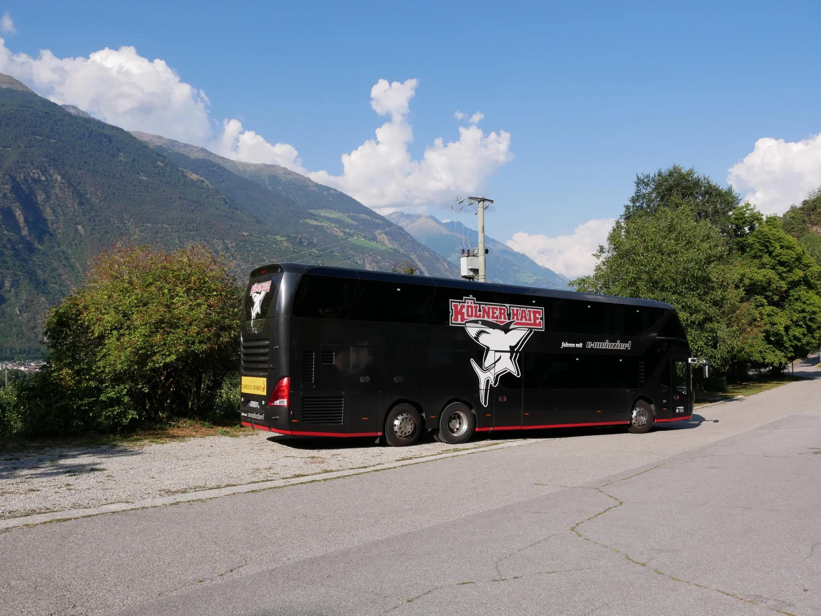Der Bus der Kölner Haie vor dem Ice:Forum in Latsch.