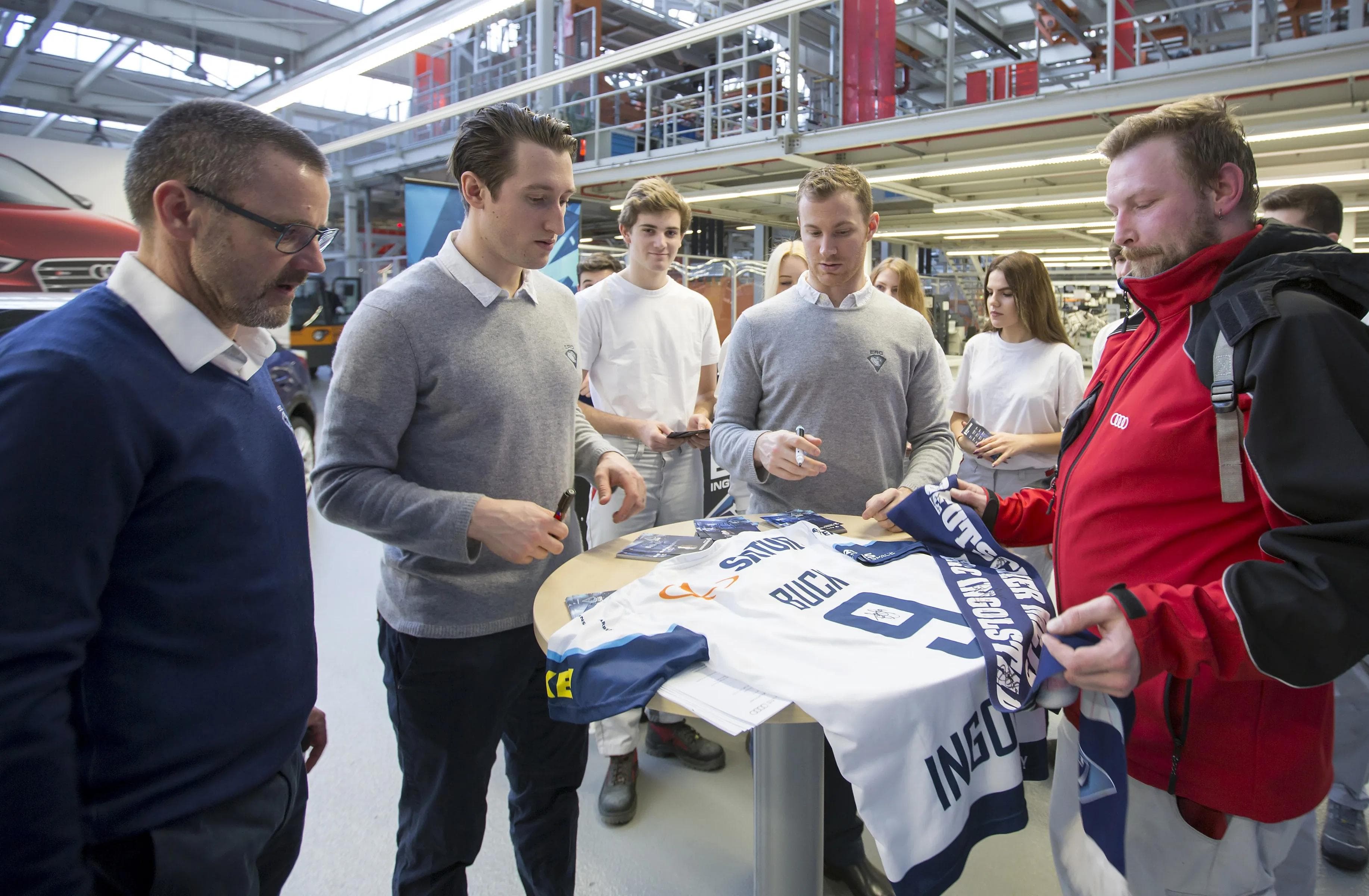 Autogrammstunde mit den Audi-Mitarbeitern im Werk Ingolstadt. Foto: Audi