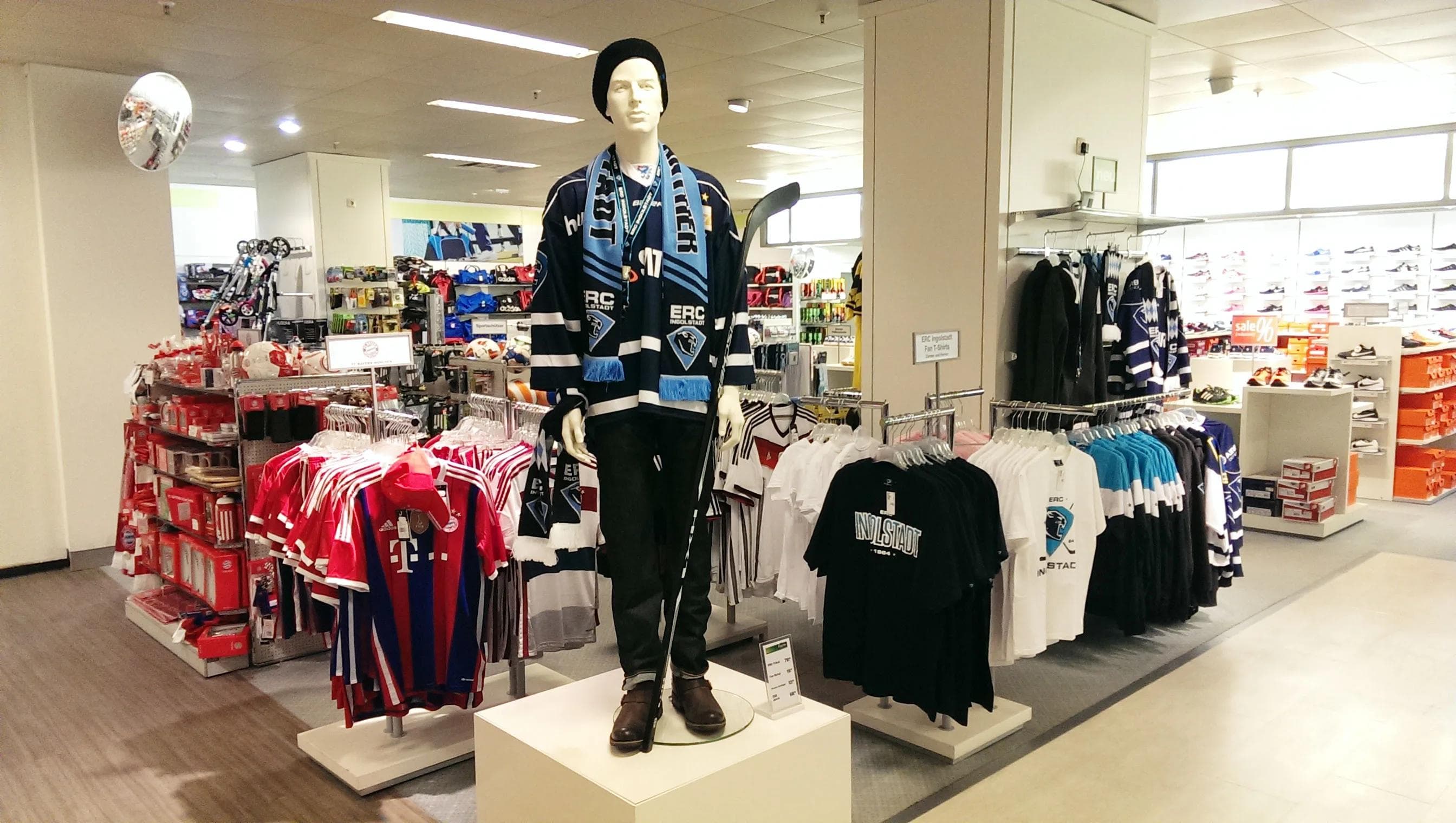 ERC Fanartikel sind im 2. OG bei GALERIA Kaufhof in der Ludwigstraße erhältlich.