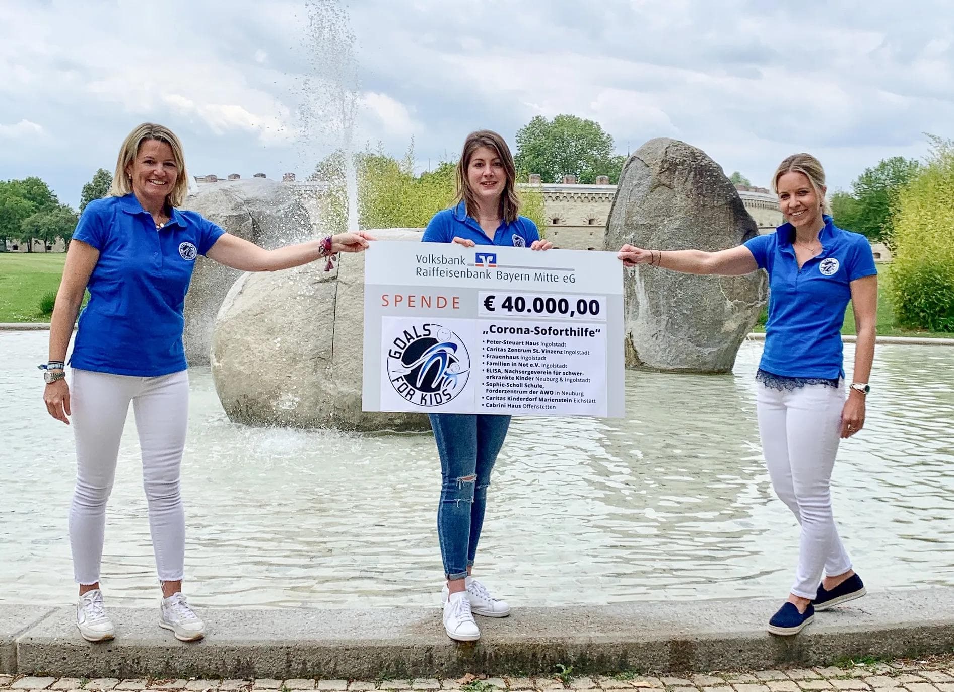 Ein Scheck in Höhe von 40.000 Euro übergab der Vorstand von Goals for Kids im Sommer symbolisch an seine Einrichtungen - als "Corona-Soforthilfe".