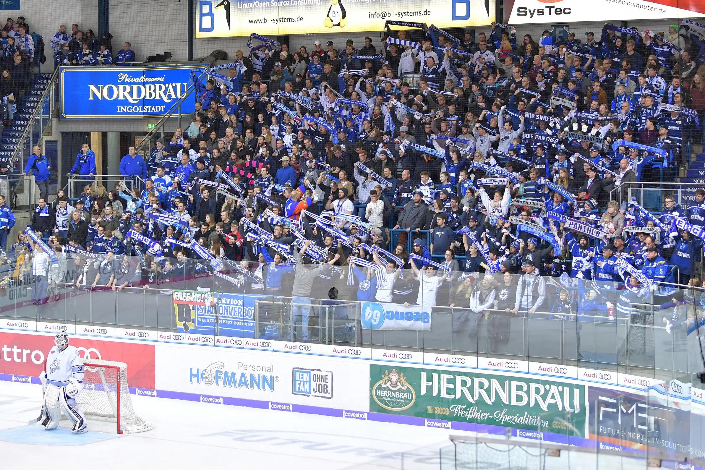 Endlich wieder volle Hütte und emotionale Stimmung. Auslastung von 4815 Fans wieder möglich.
Foto: Johannes TRAUB / ST-Foto.de