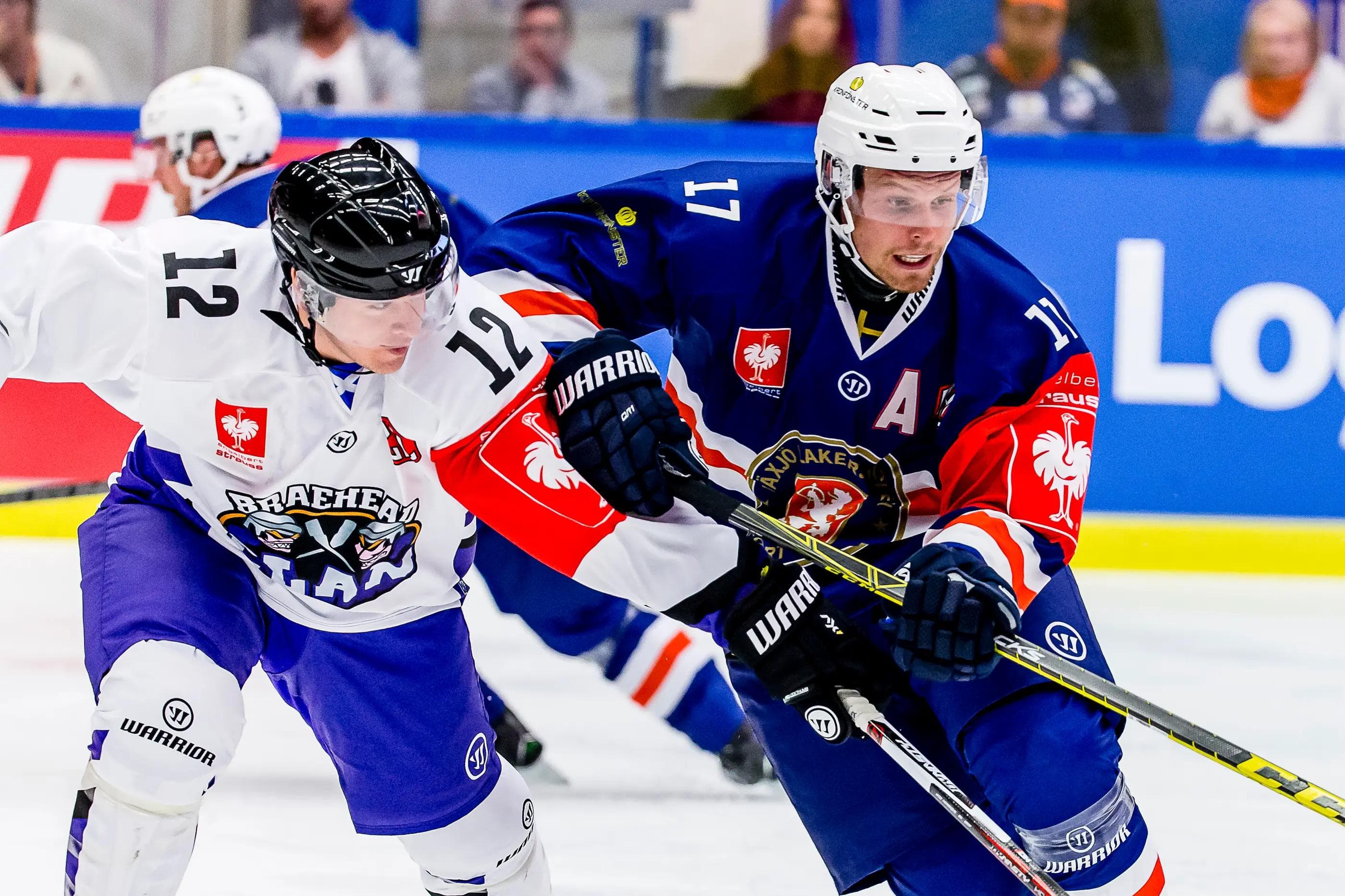 Der frühere Deutschland-Legionär Alex Leavitt (links, Braehead Clan) im Zweikampf mit dem Torschützen Alexander Johansson (Växjö Lakers). Foto: Växjö Lakers / Getty Images
