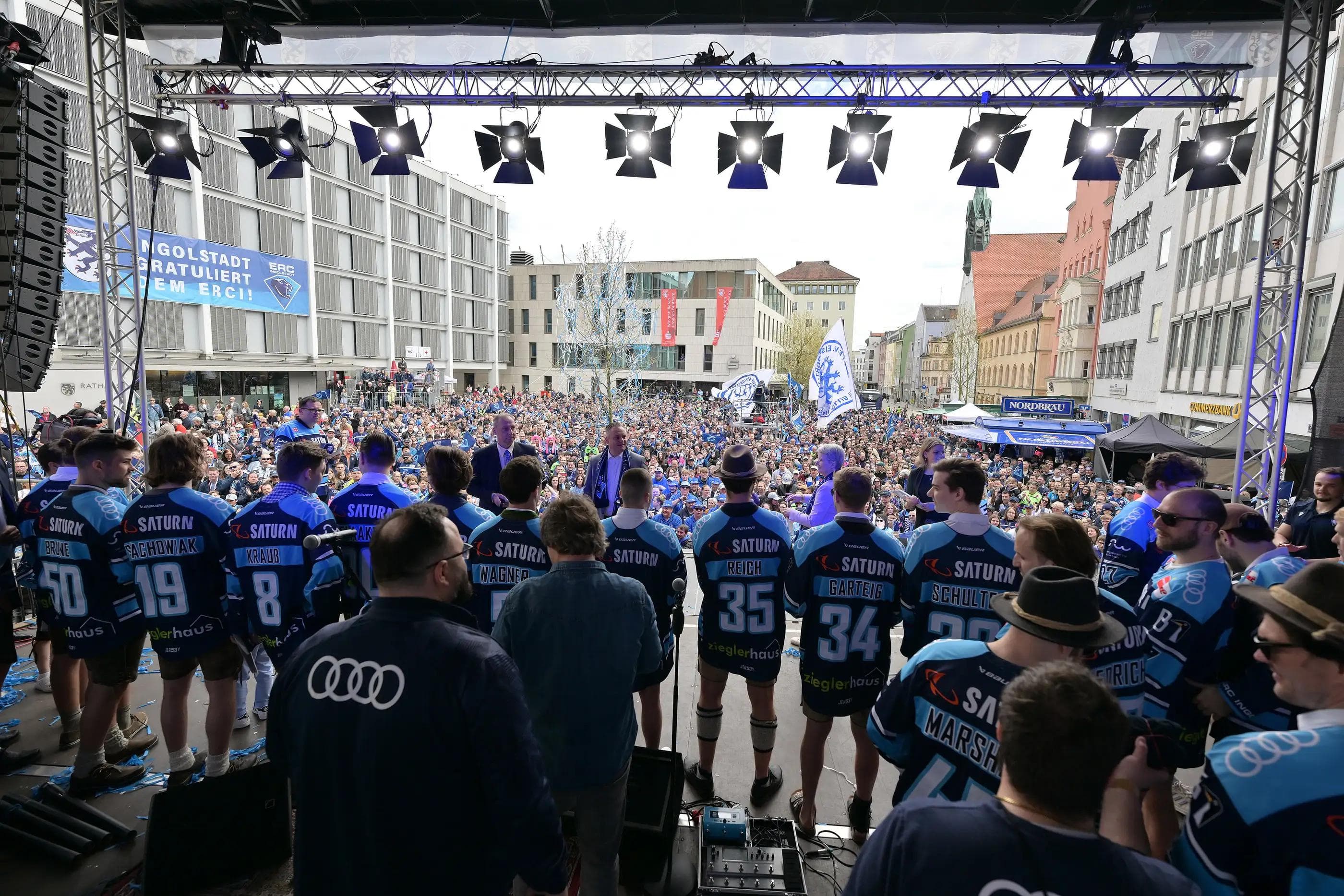 4000 Fans waren auf dem Rathausplatz.
Foto: Johannes Traub/JT-Presse.de