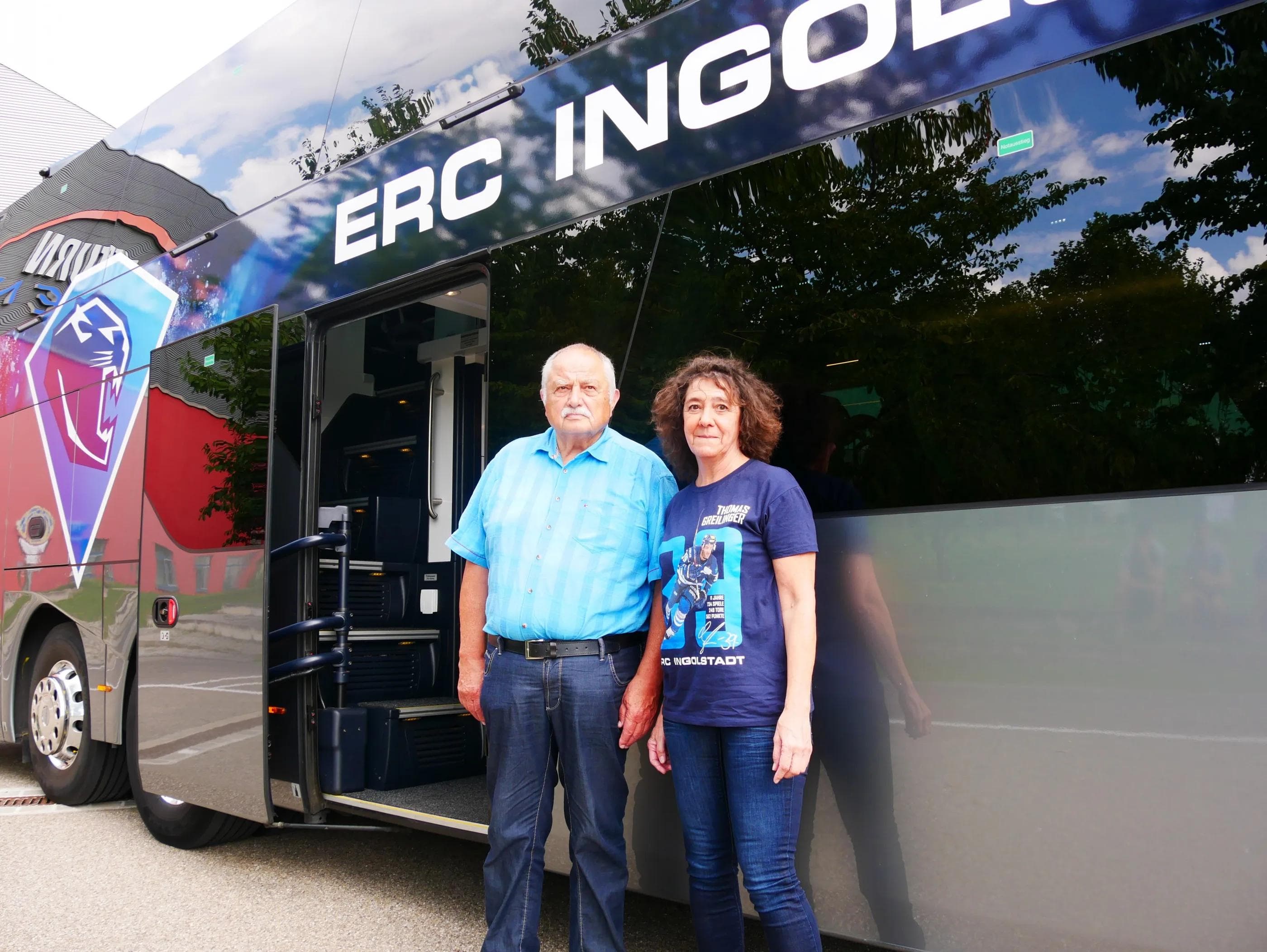 Rainer und Sabine Manthei erlebten die Auswärtsfahrt nach Deggendorf im Mannschaftsbus.