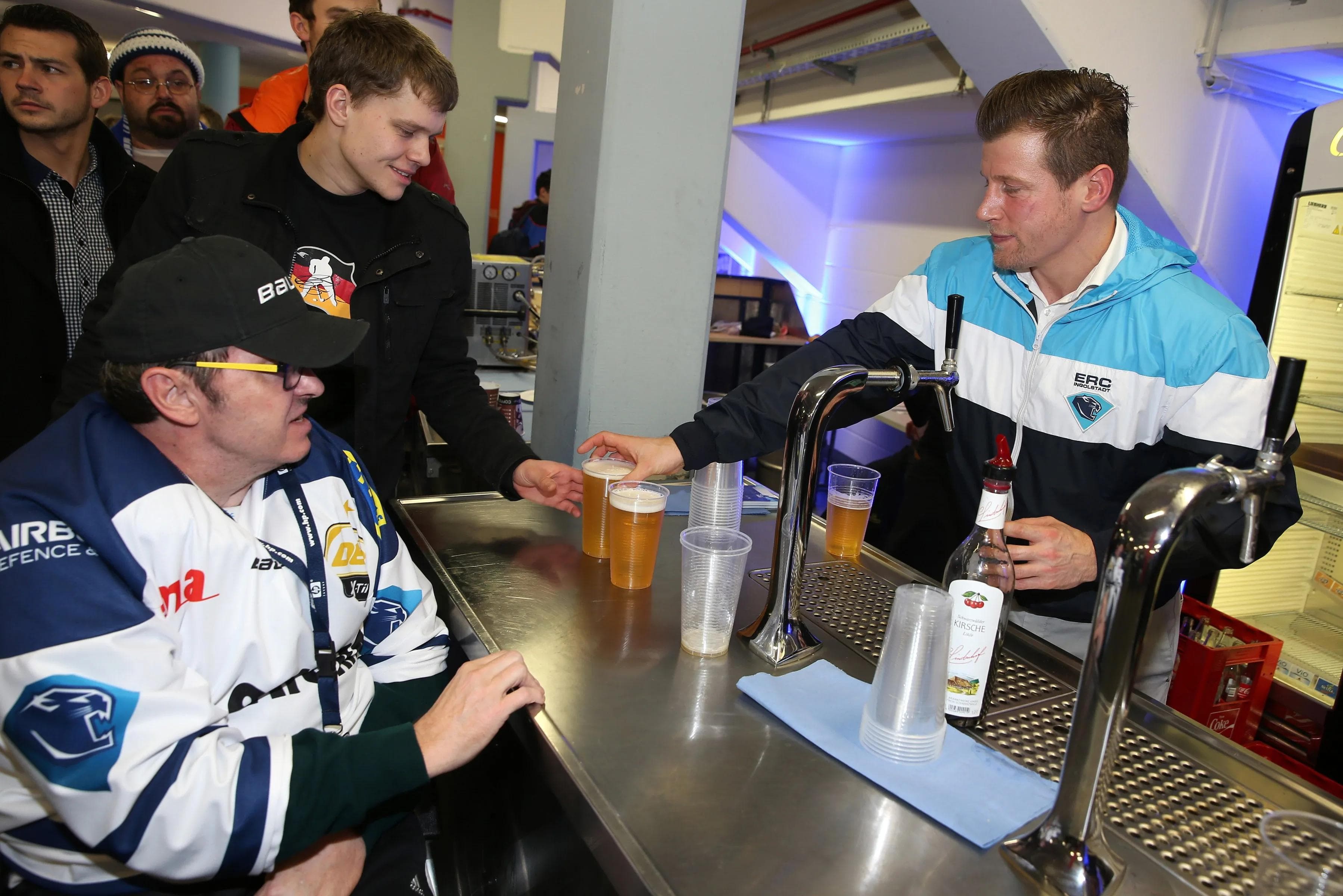 Patrick Köppchen kann morgen zwar beruflich bedingt nicht ausschenken, aber für besten Service ist dennoch gesorgt. Foto: Stefan Bösl / kbumm.de