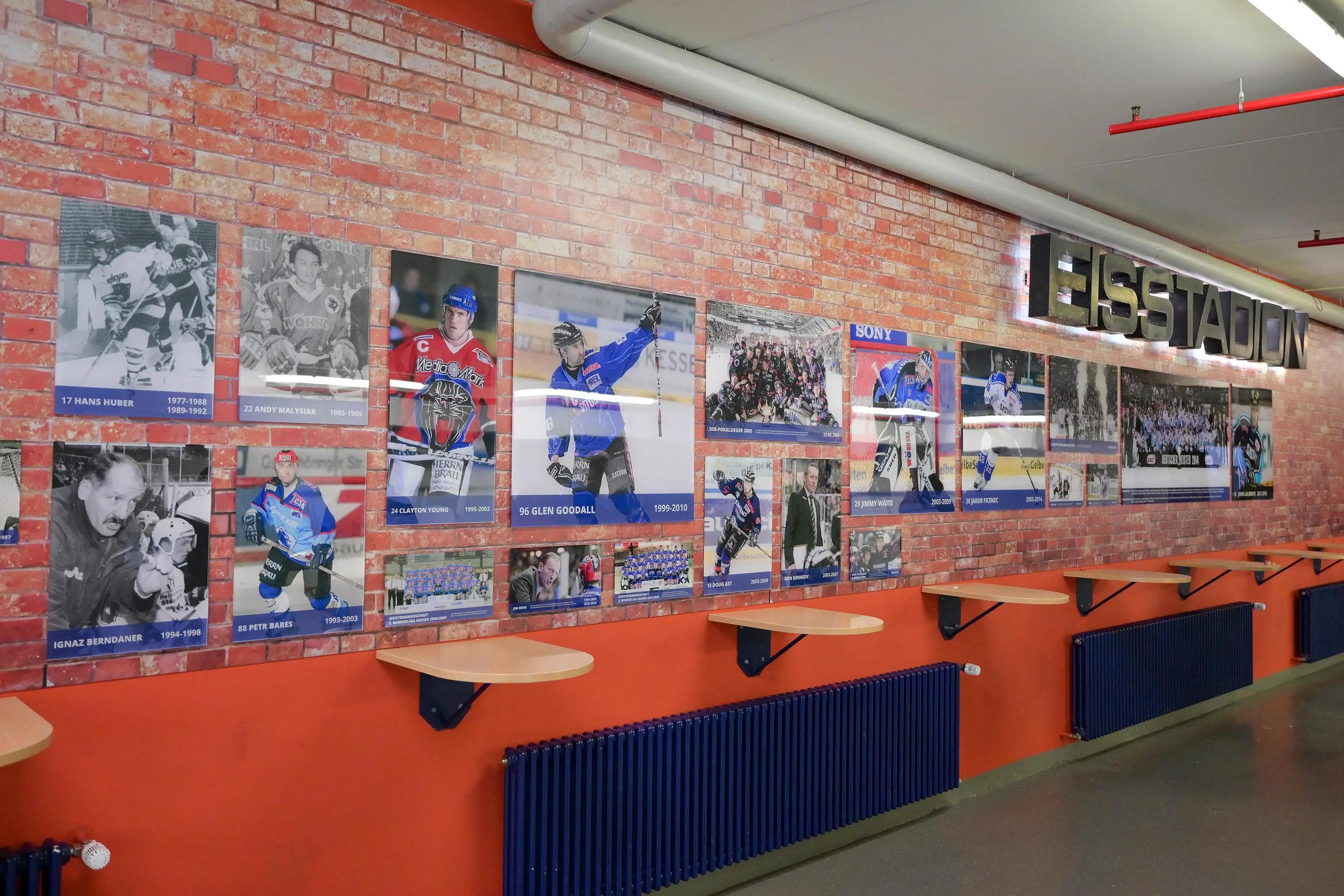 Die neu gestaltete Wall of Fame des ERC Ingolstadt in der Saturn Arena.
Foto: Johannes Traub/JT-Presse.de