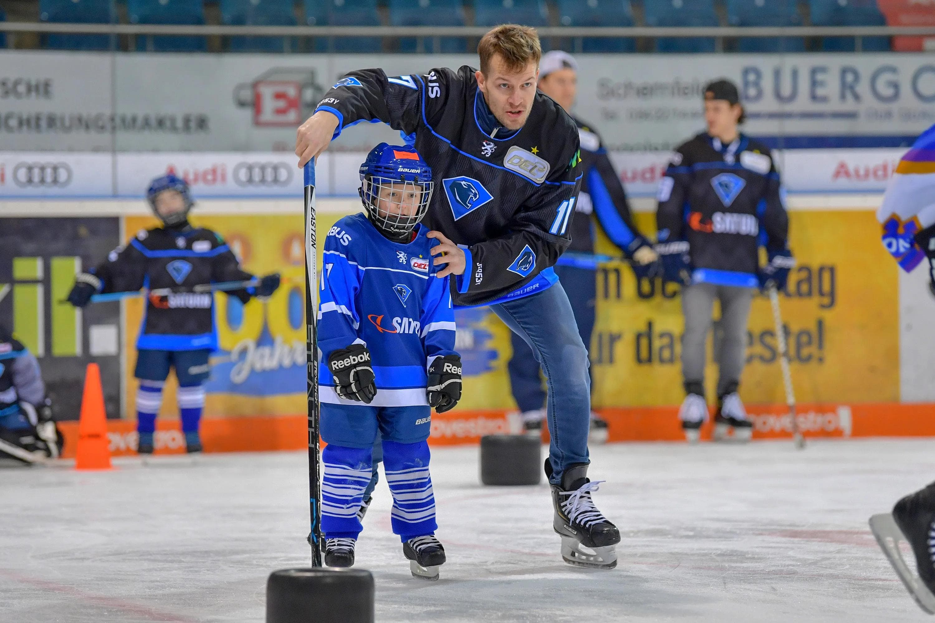 Petr Taticek gab im letzten Jahr Tipps im Rahmen des Kids on Ice Day.
Foto: Johannes TRAUB / ST-Foto.de