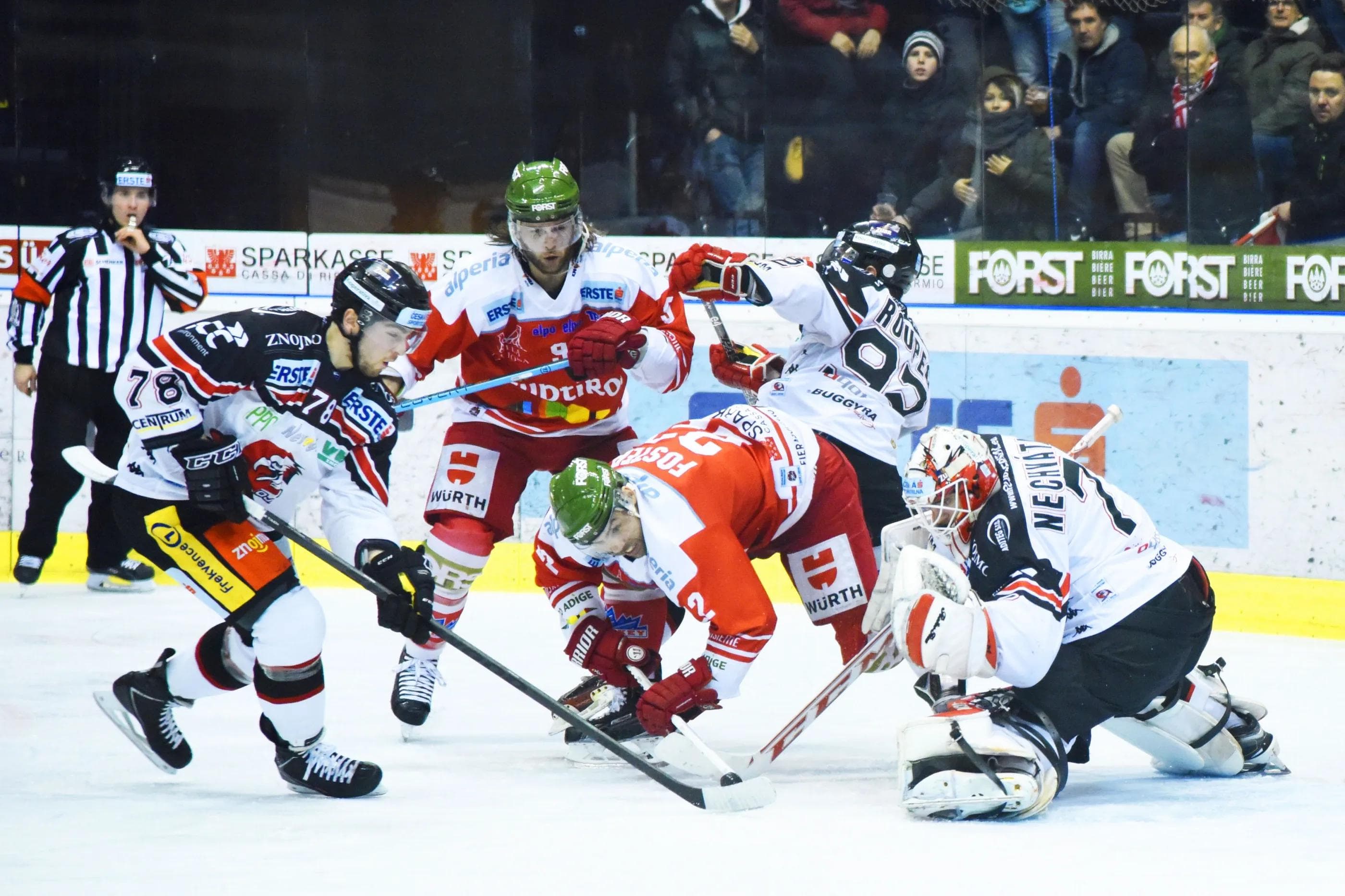 Daheim am Freitag, auswärts nun am Samstag - die Termine für die Duelle mit Bozen. Foto: HC Bozen