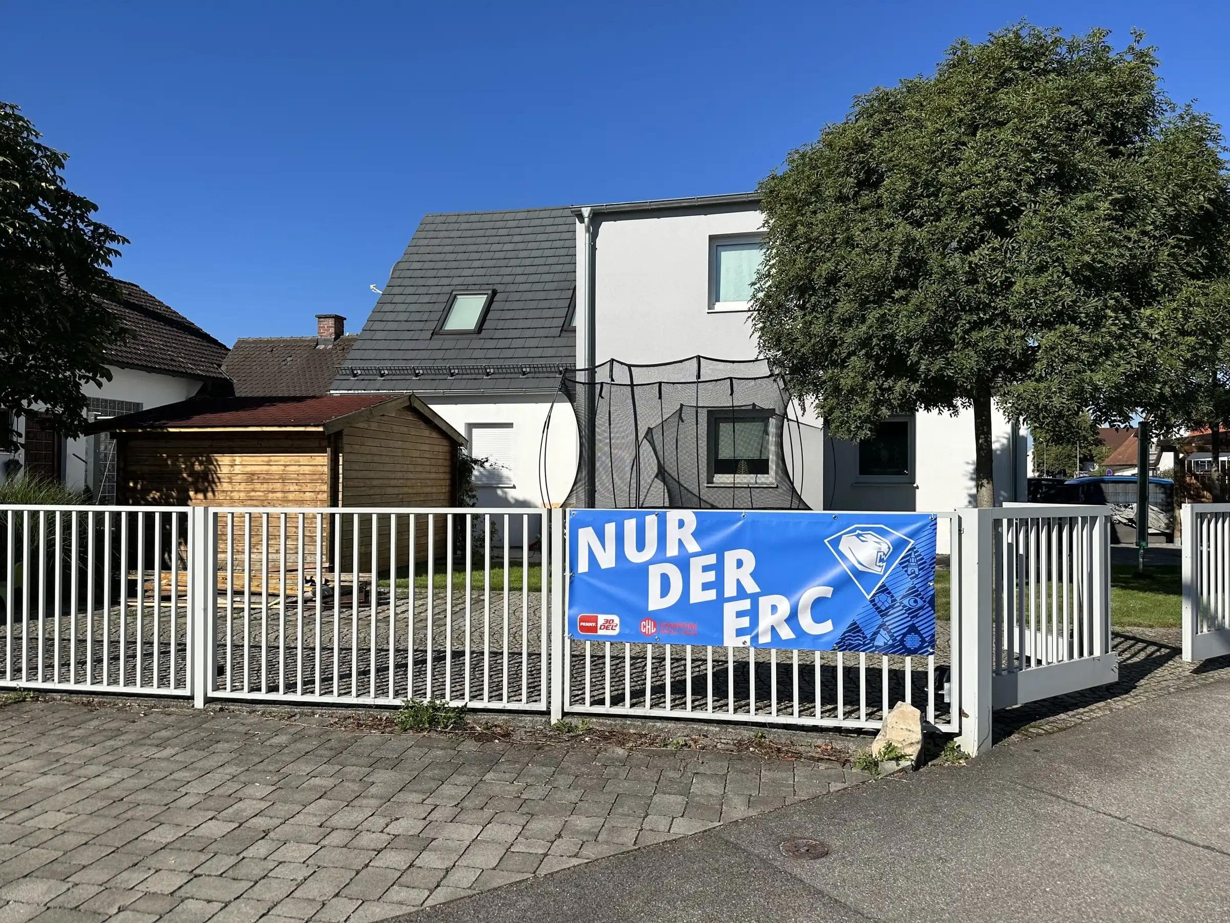 Die ersten Fan-Banner erstrahlen bereits bei uns in der Region.