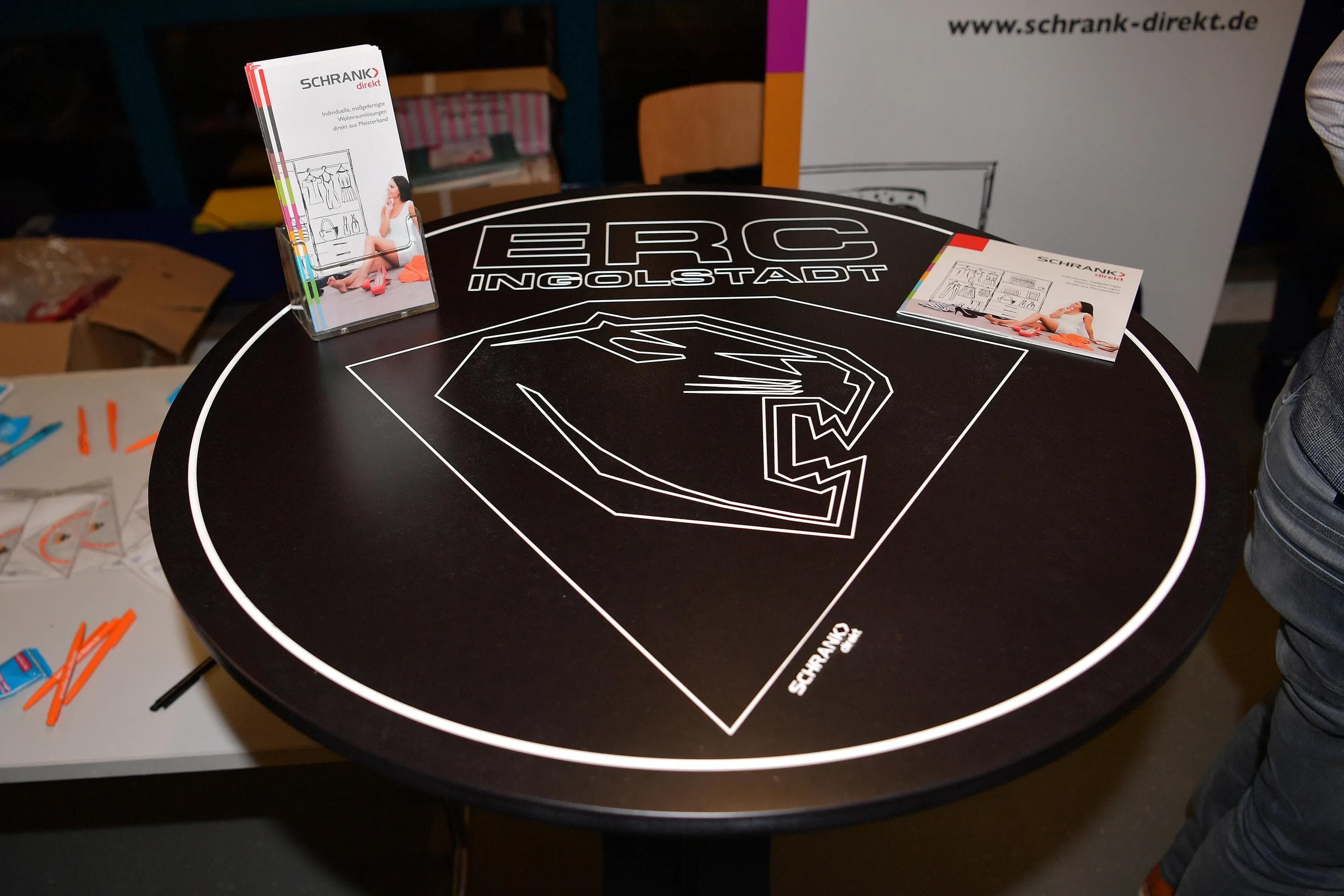 Diesen Stehtisch im ERC-Design gibt es heute zu gewinnen.
Foto: Johannes TRAUB / JT-Presse.de