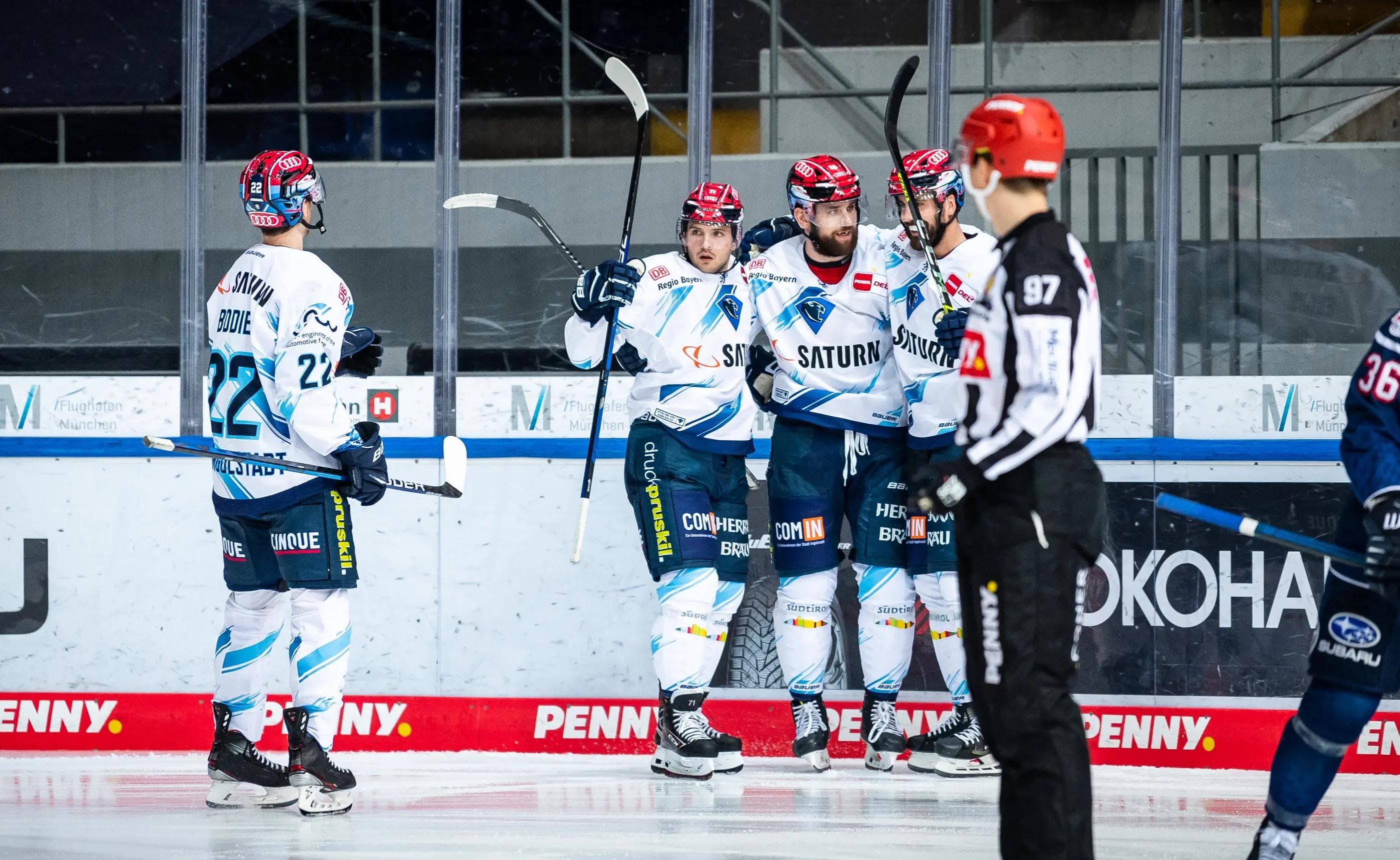 Die Panther bejubeln das 1:0 durch Brandon DeFazio (zweiter von rechts).
Foto: City-Press
