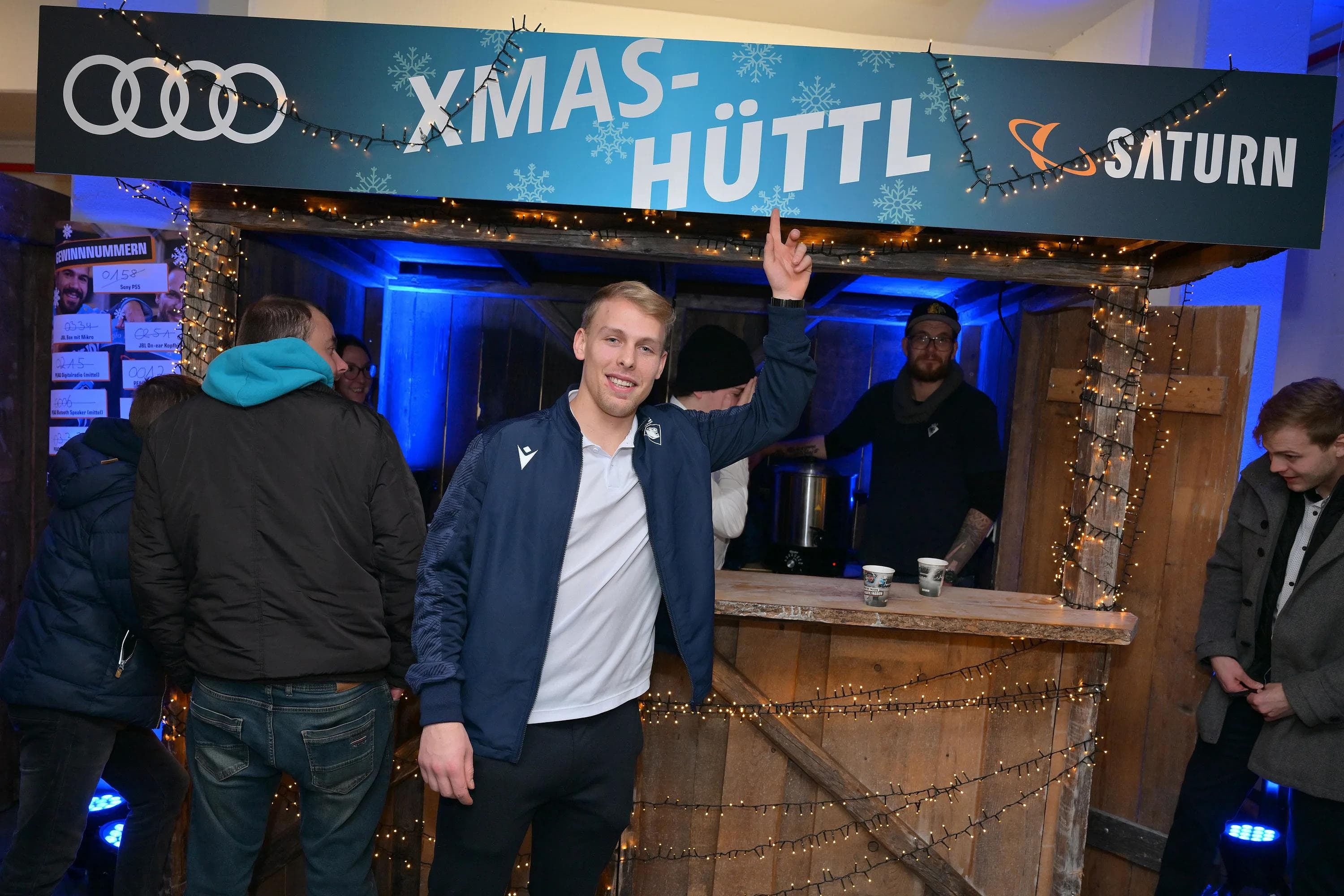 Leon Hüttl vor "seiner" Glühwein-Hütte.
Foto: Johannes Traub/JT-Presse.de
