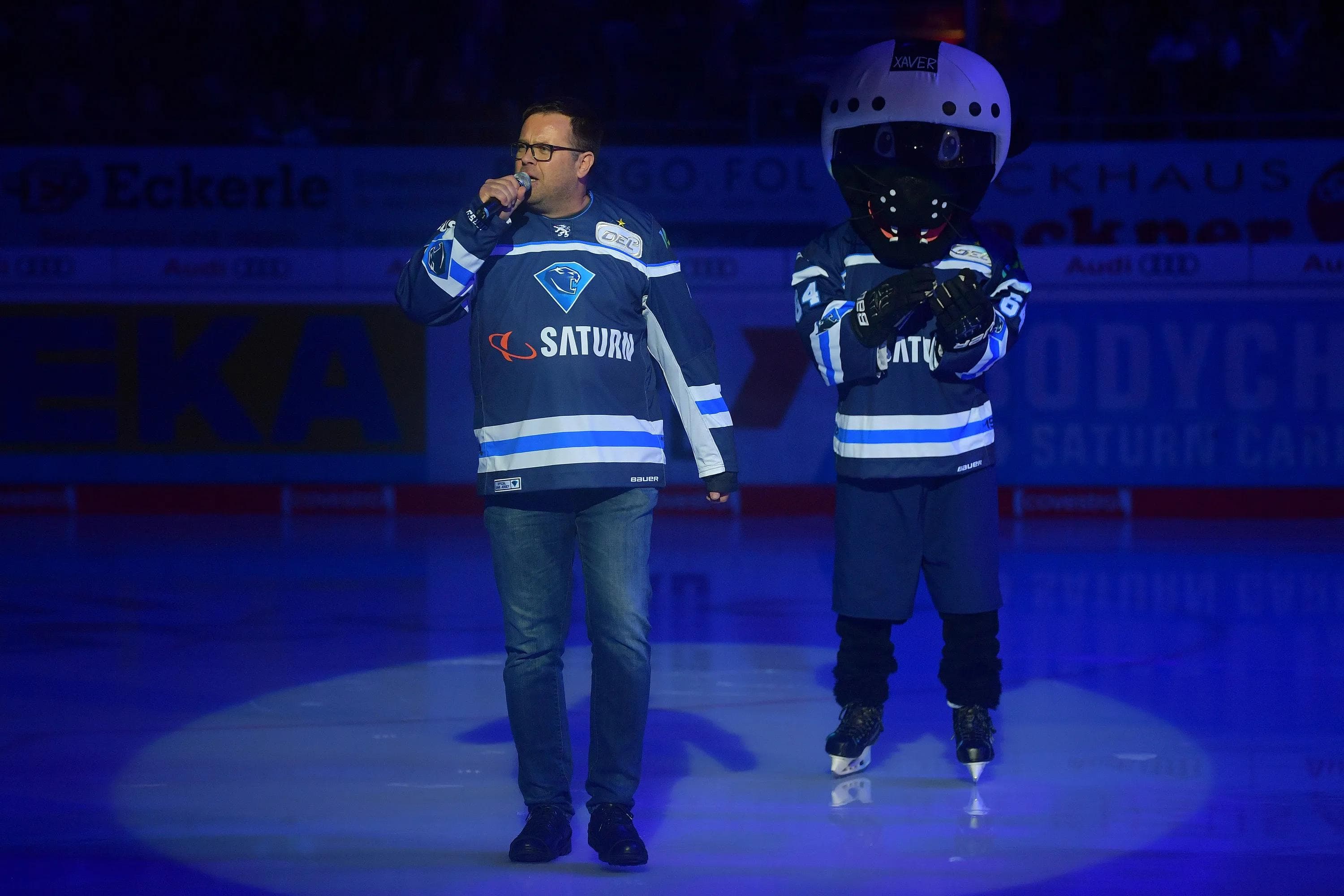 Stadionsprecher Hannes Langer und Maskottchen Xaver haben morgen besondere Gäste in der Begrüßungsrunde.
Foto: Johannes TRAUB / ST-Foto.de