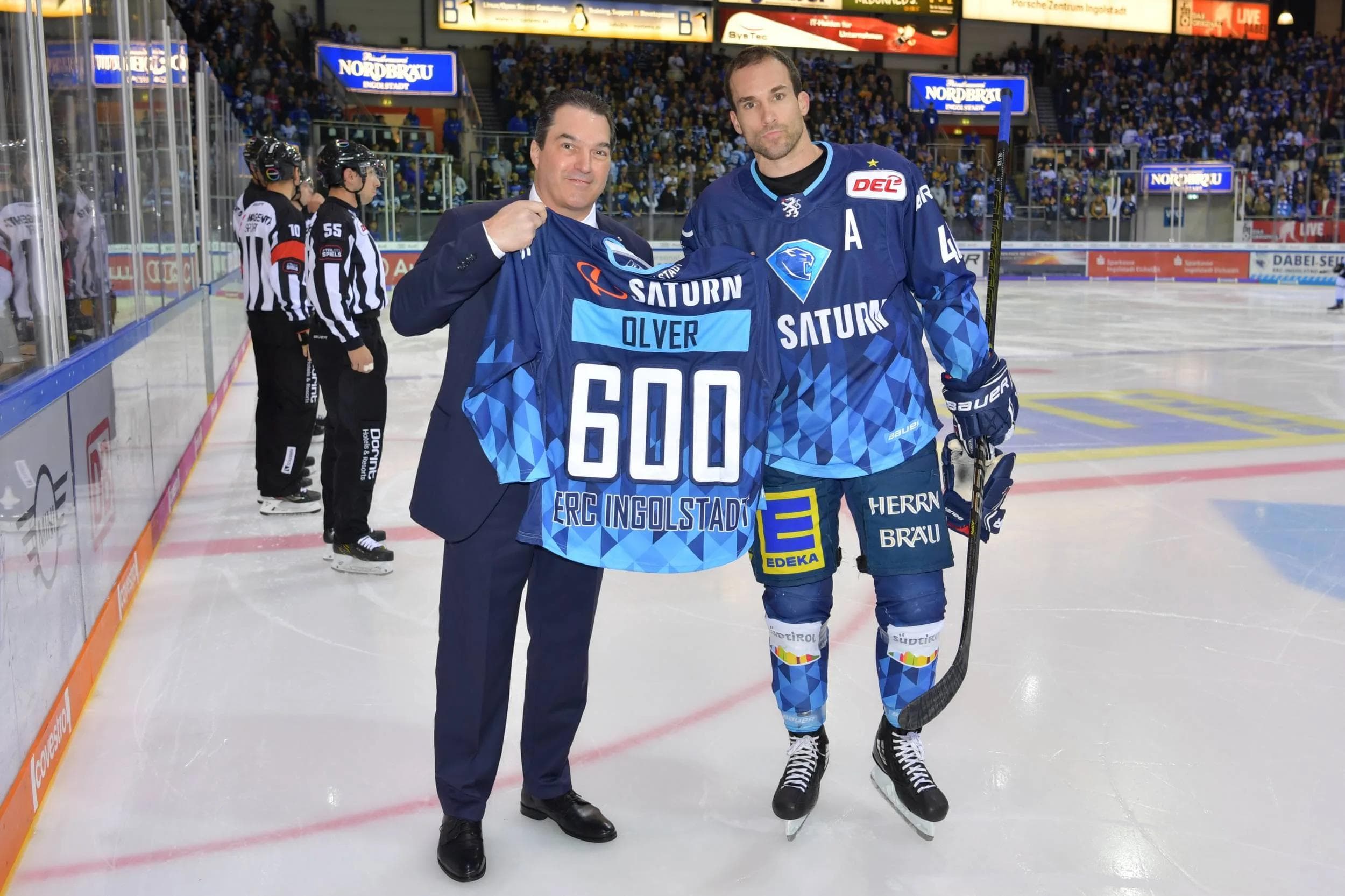 Darin Olver wurde vor dem Spiel von Sportdirektor Larry Mitchell geehrt.
Foto: Johannes Traub/JT-Presse