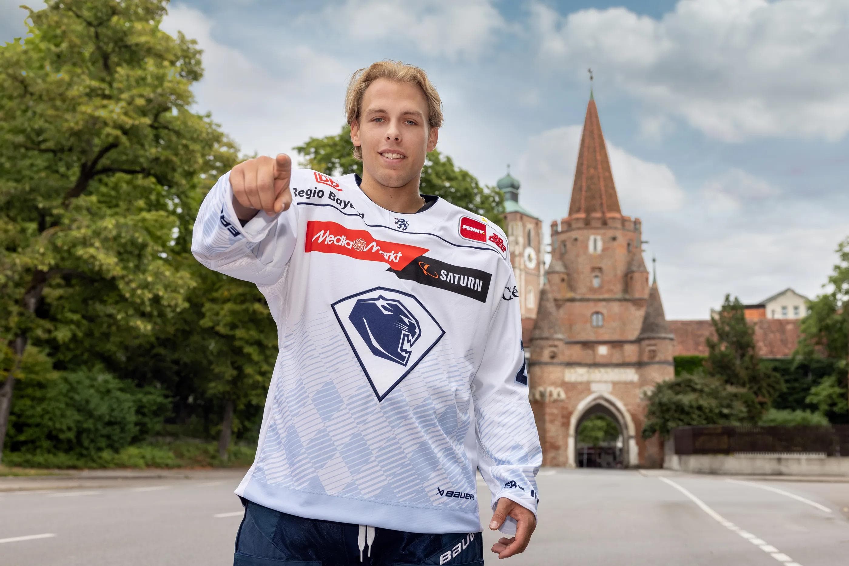 Leon Hüttl im neuen Auswärtstrikot der Saison 2023/24.
Foto: Stefan Bösl