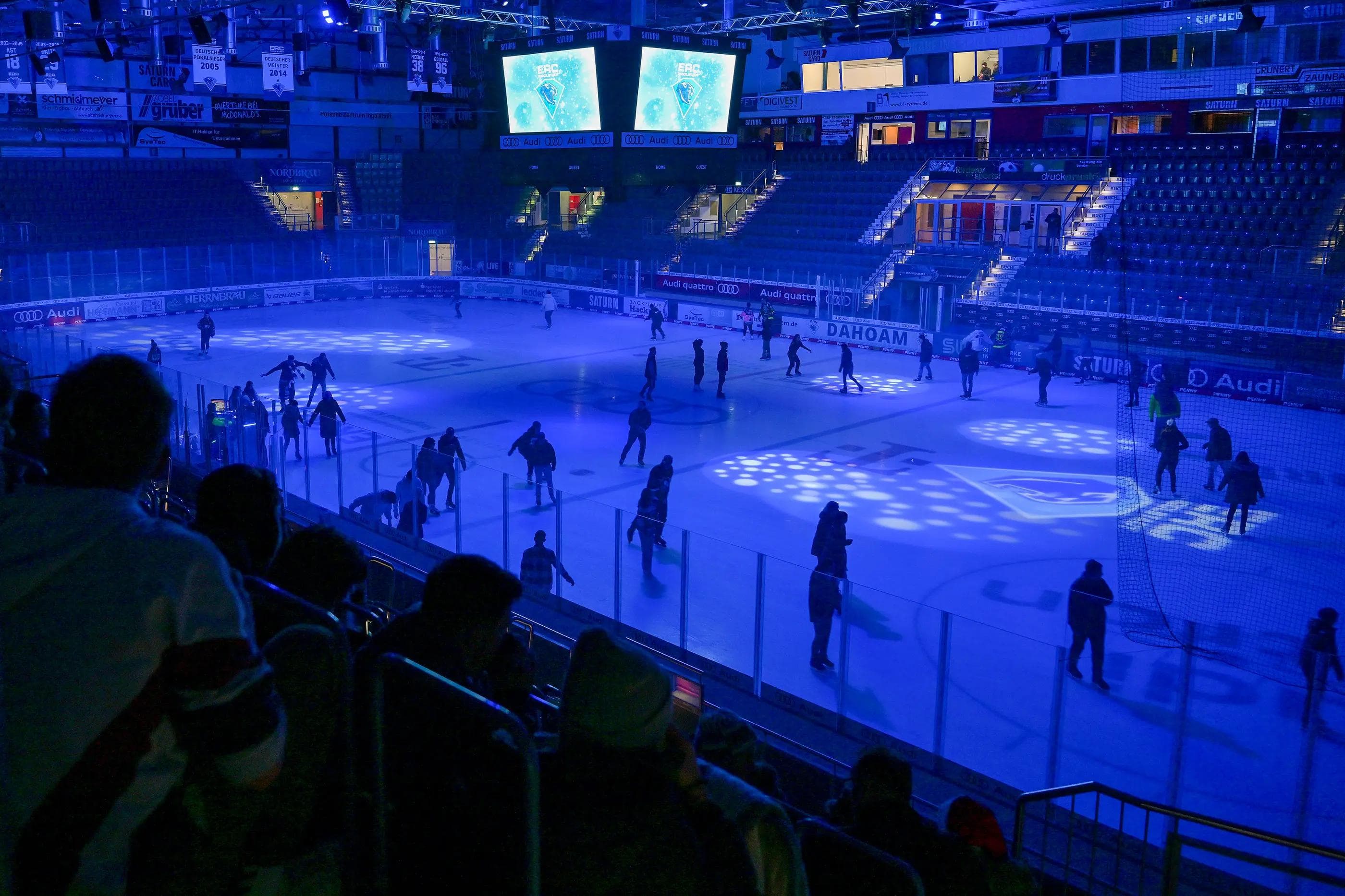 Auf dem Eis der Arena fand die Eisdisco statt.
Foto: Johannes Traub/JT-Presse.de