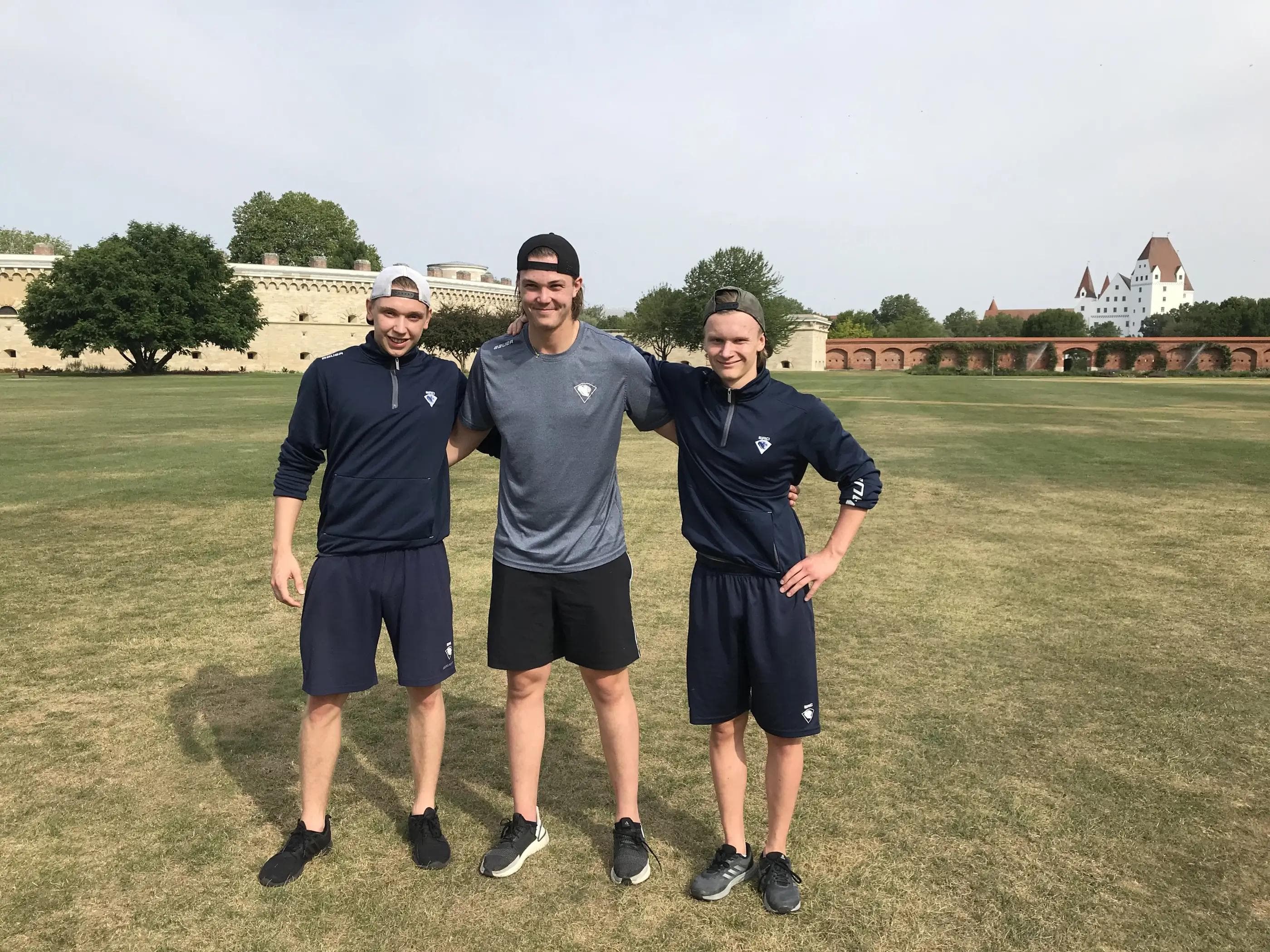 Daniel Maul, Jonas Stettmer und Marvin Feigl (v.l.n.r.) haben das Sommertraining mit der Trainingsgruppe der ERC-Profis verbracht.