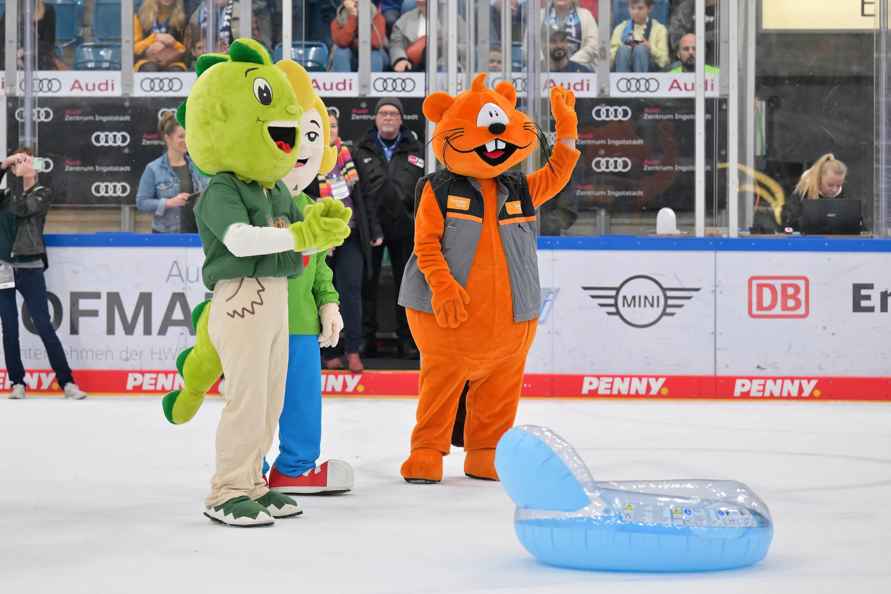 Highlight in der zweiten Pause. Das Maskottchen-Spiel "Reise nach Jerusalem". 
Foto: Johannes Traub/JT-Presse.de