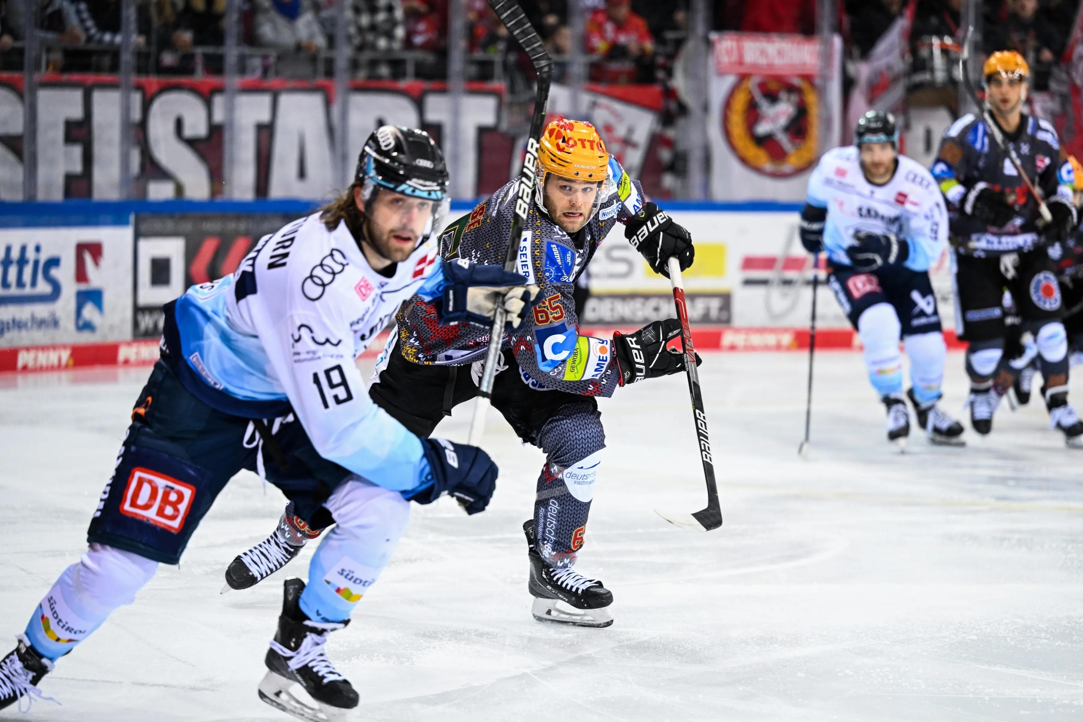 Die Panther um Wojciech Stachowiak wollen sich auch im dritten Saisonduell mit Bremerhaven durchsetzen.
Foto: Johannes Traub/JT-Presse.de