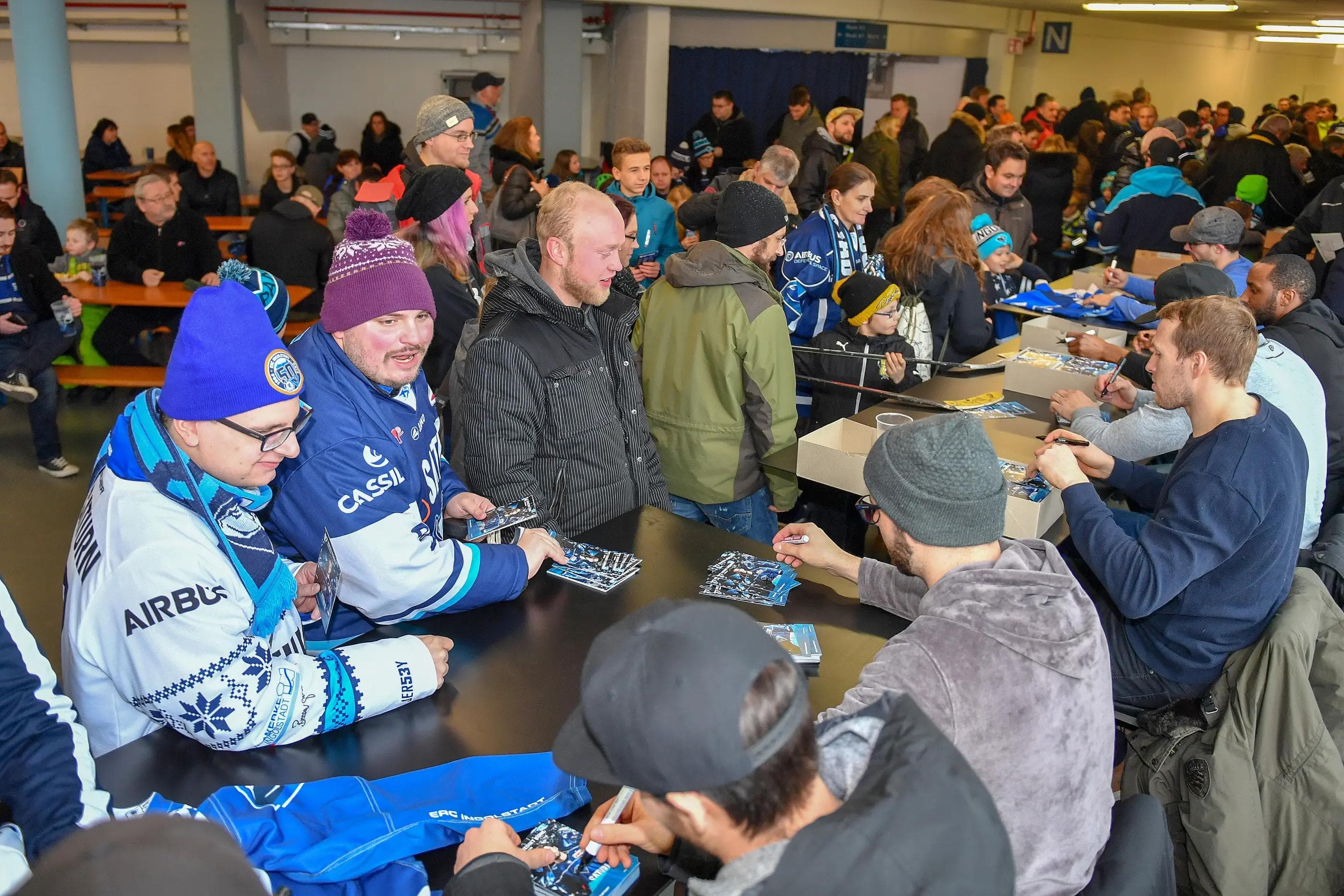 Lange Schlange bei der Autogrammstunde in der Saturn Arena.

Foto: J. Traub / st-foto.de