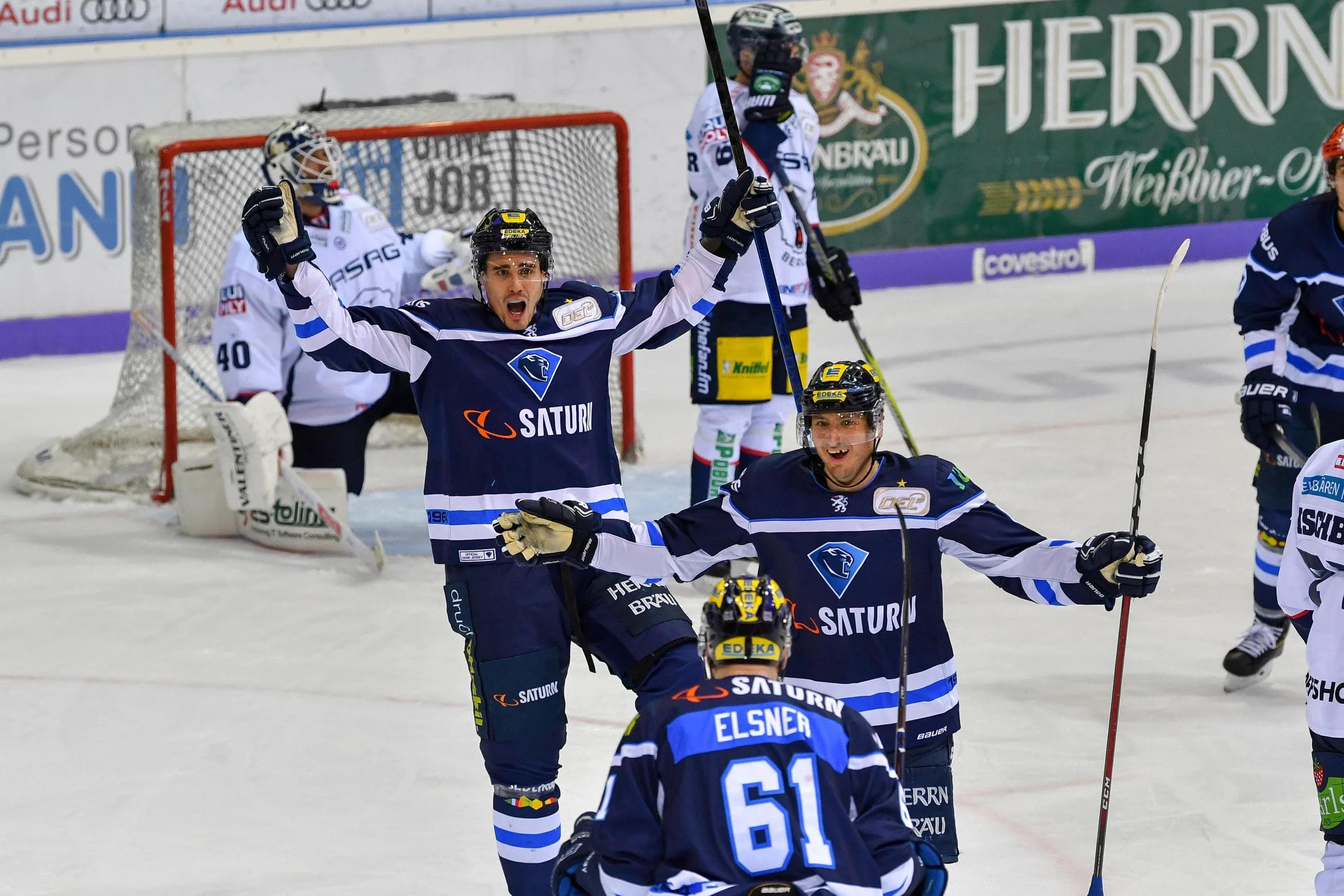 Die Panther wollen gegen die Eisbären auch morgen wieder jubeln.
Foto: Johannes Traub/JT-Presse