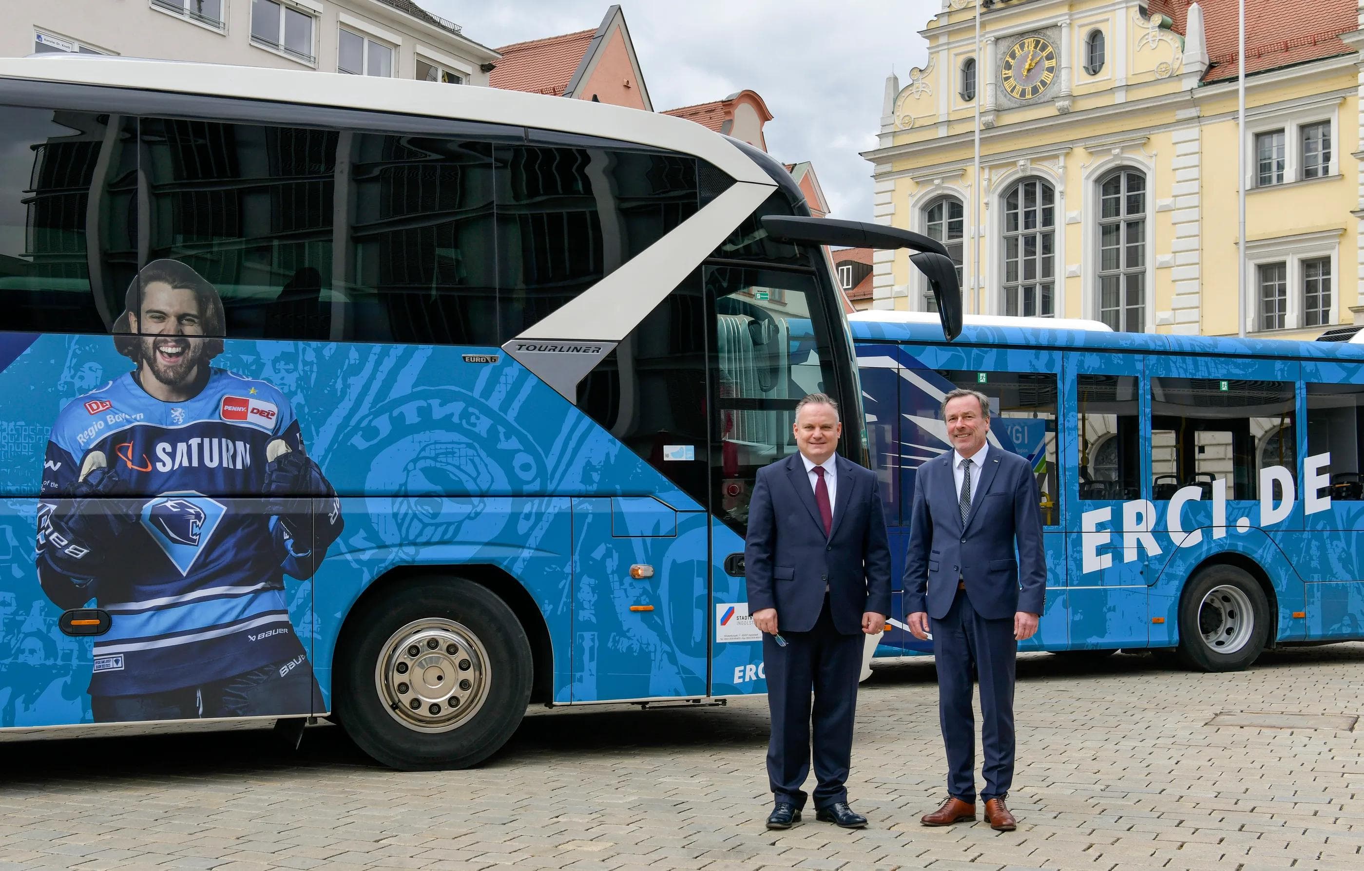 Ingolstadts Oberbürgermeister Dr. Christian Scharpf (links) und ERC-Geschäftsführer Claus Liedy bei der Vorstellung der beiden Busse auf dem Rathausplatz.
Foto: Stadt Ingolstadt