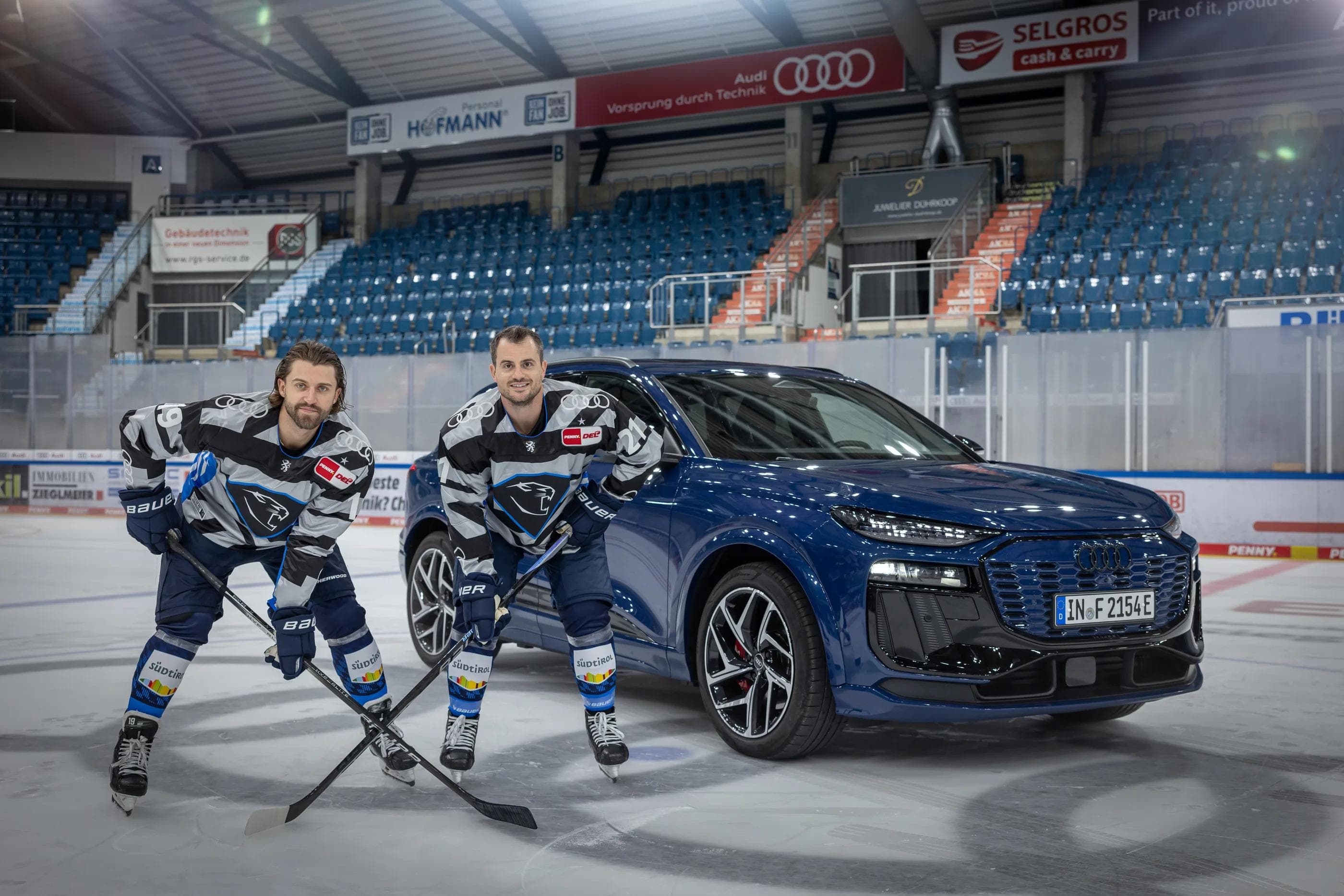Wojciech Stachowiak und Wayne Simpson präsentieren das neue Warmup-Trikot.
Foto: Stefan Bösl