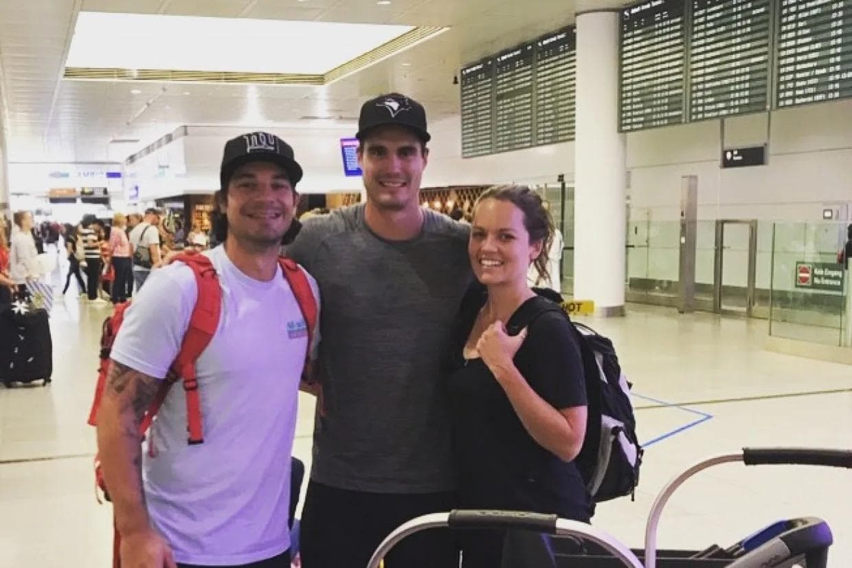 Jochen Reimer und Brandon Mashinter mit seiner Familie.