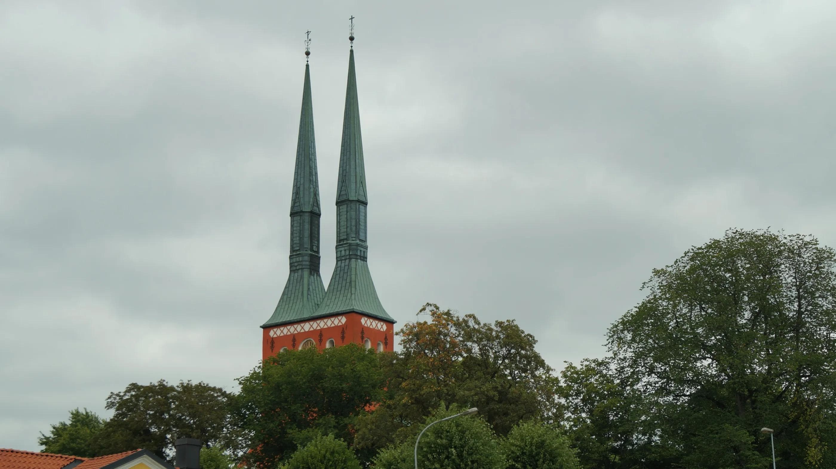 Der Dom zu Växjö prägt das Zentrum der Kleinstadt.