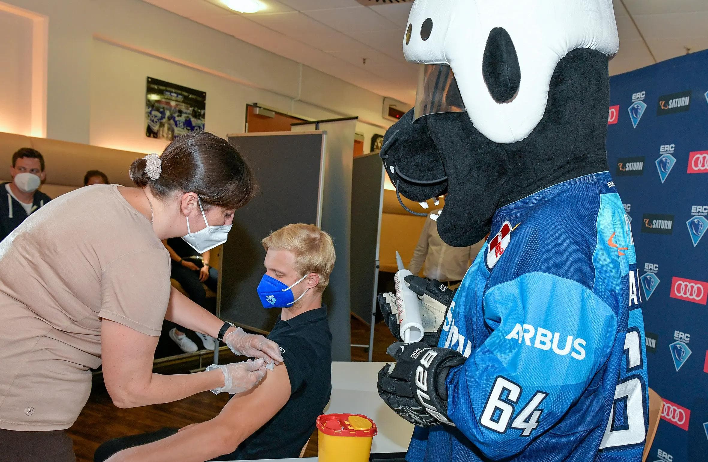 ERC-Profi Emil Quaas erhält seine zweite Impfung mit BioNTech.

Foto: Rössle / Stadt Ingolstadt