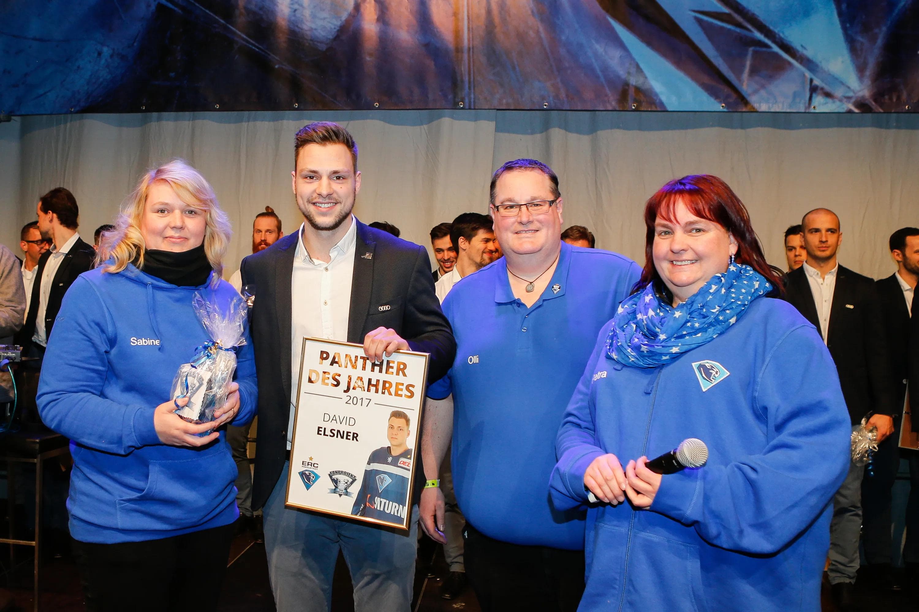 Das Fanprojekt hat den Panther des Jahres ermittelt. Sabine Schauer, Oliver Hoeherl und Petra Vogl überreichen die Urkunde an David Elsner. Foto: Strisch / st-foto.de