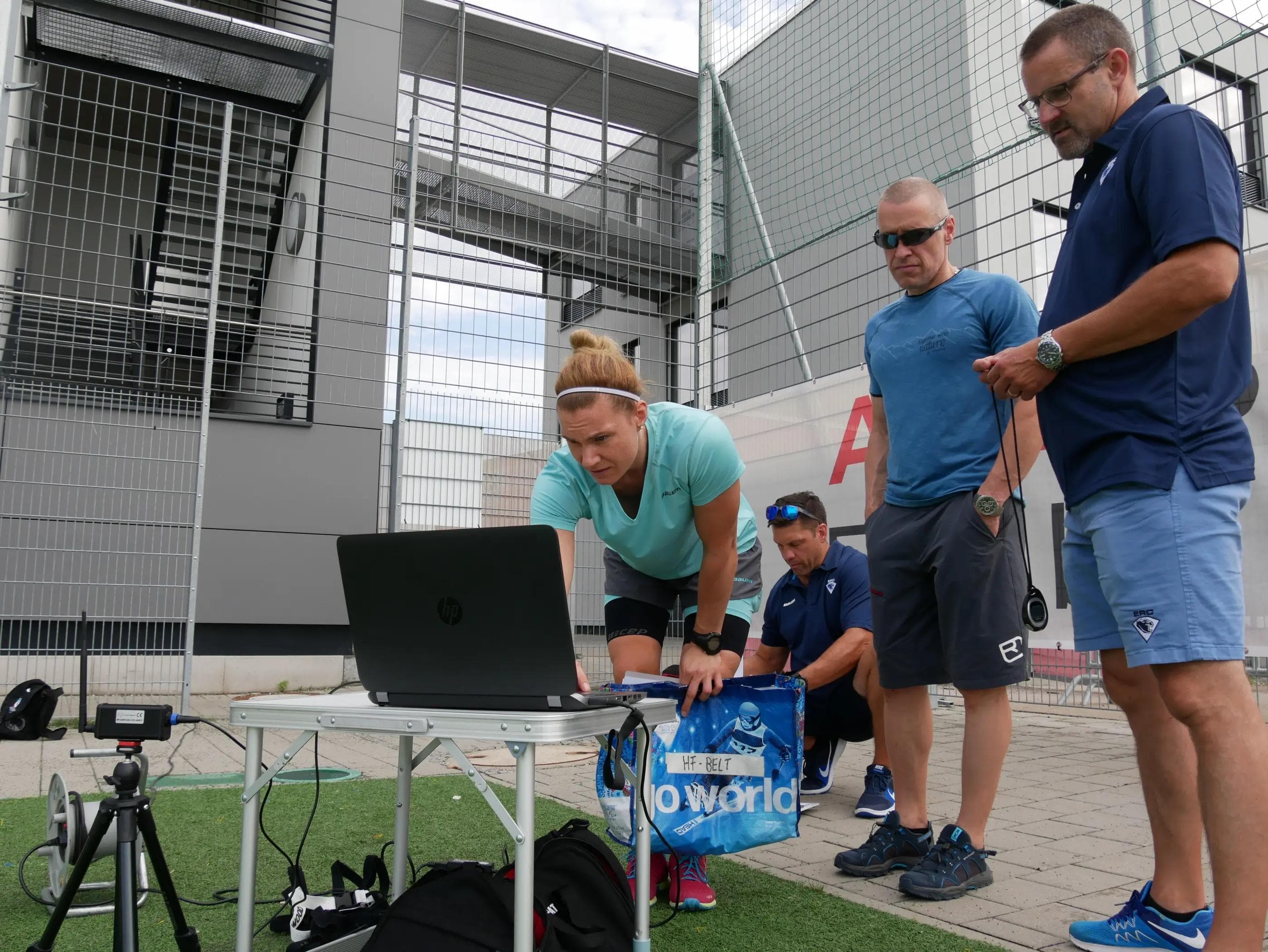 Die Trainer schauen über die Werte, die der Brustgurt der Spieler sendete. Foto: Wimösterer