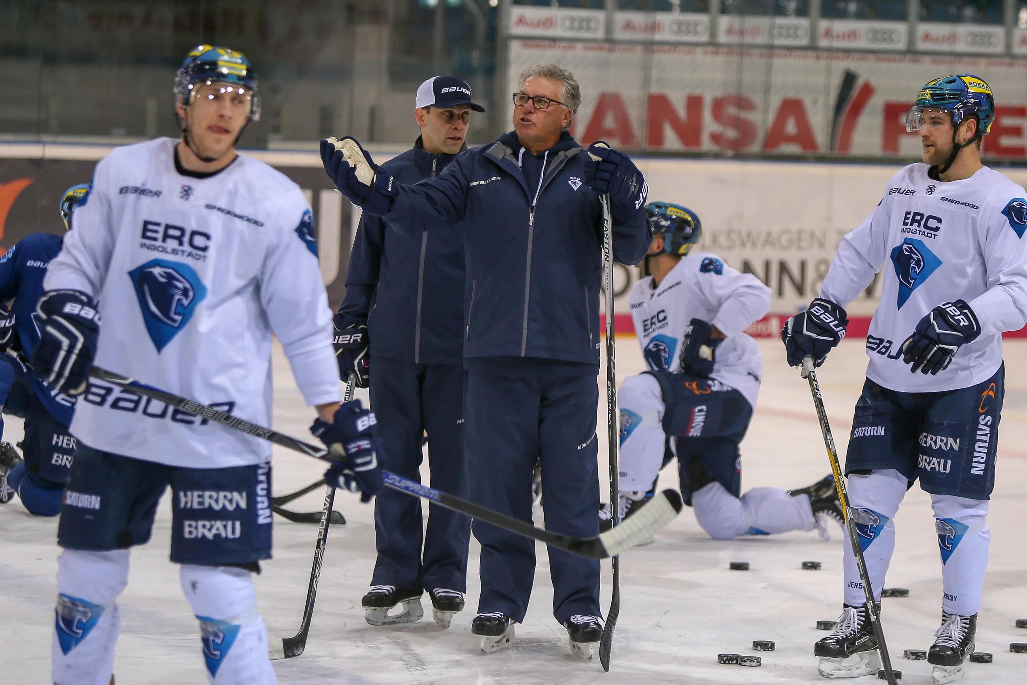 Das DEL-Team und Cheftrainer Doug Shedden zeigt beim Showtraining sein Können...

Foto: Jürgen Meyer, kbumm