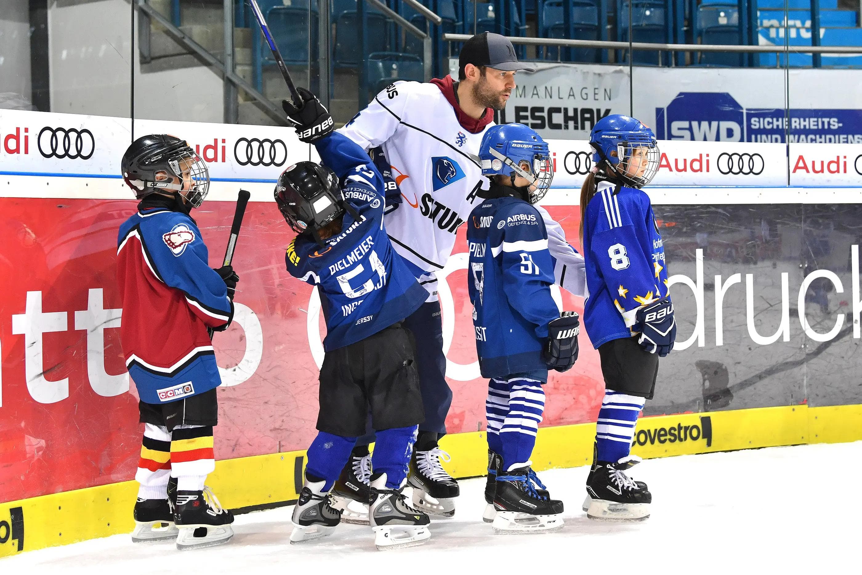 Passende Eishockey-Ausrüstung holen, ERC-Profis treffen. Foto: ST-Foto.de / Johannes Traub