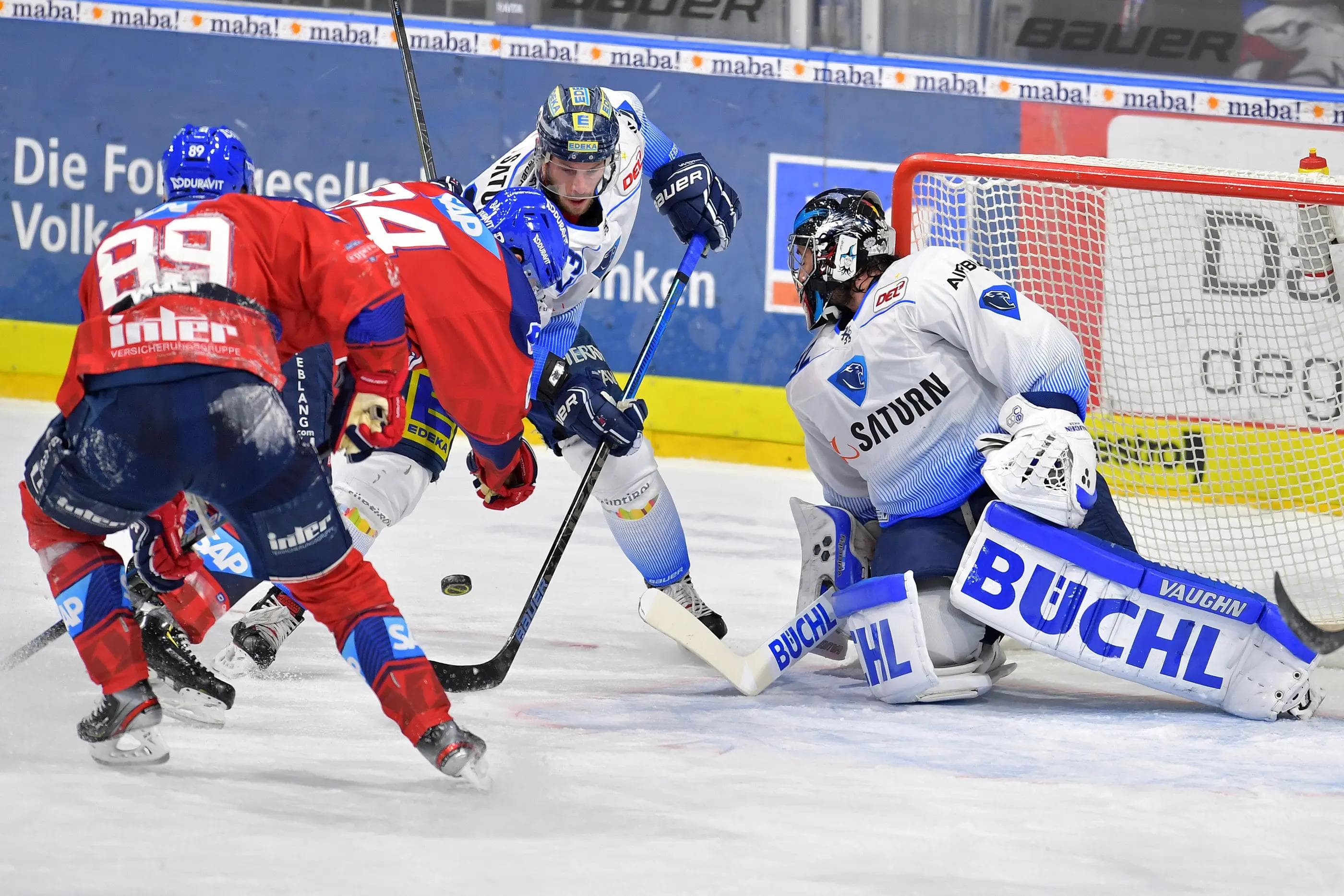 Mit vereinten Kräften. Die Panther um den erneut starken Goalie Jochen Reimer erkämpfen sich in Mannheim einen Punkt.
Foto: Johannes TRAUB / JT-Presse.de