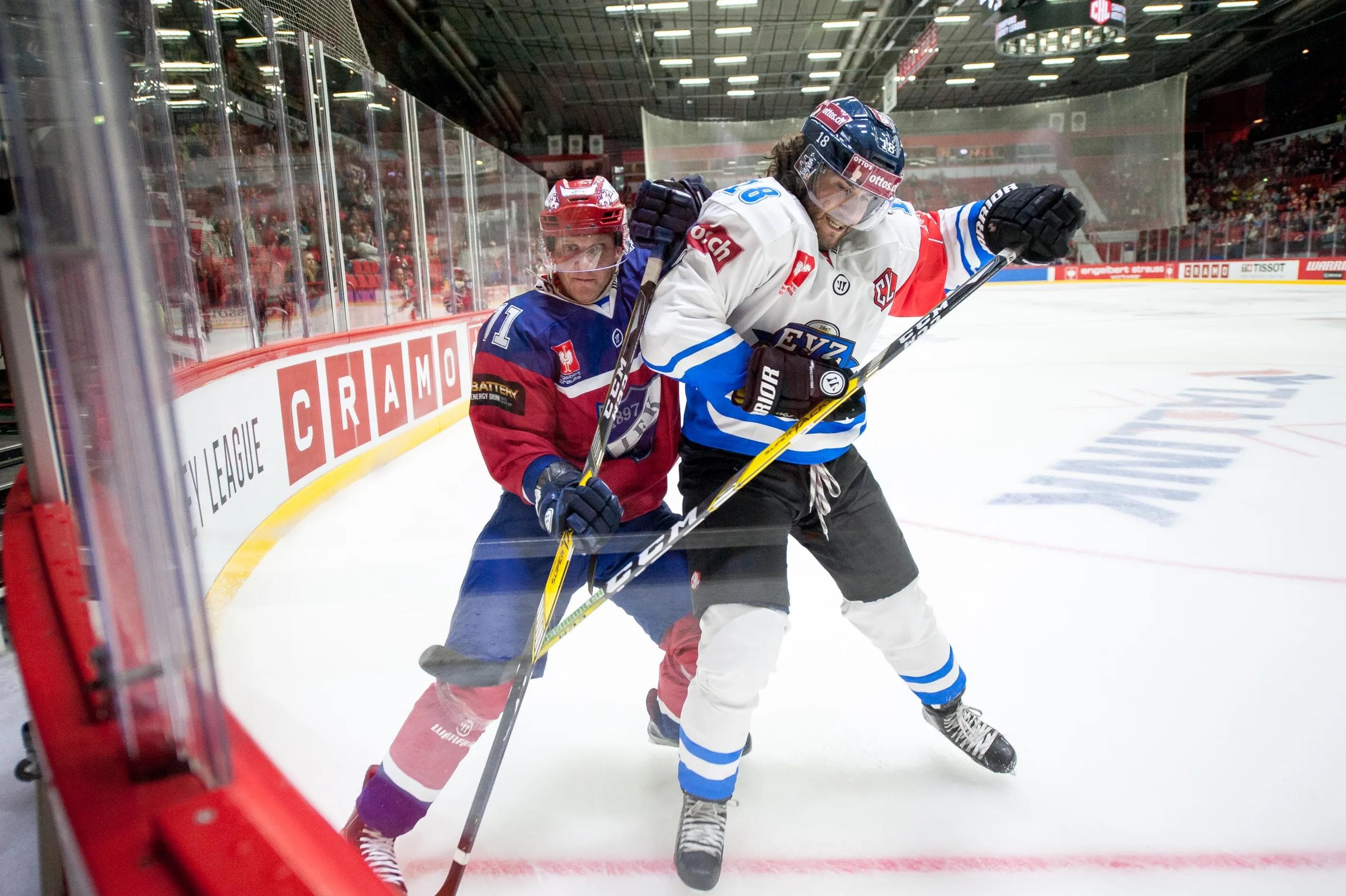 Der EV Zug (rechts Dominik Schlumpf, im Duell gegen Juuso Puustinen von IFK Helsinki) ist heute der CHL-Gegner der Eisbären Berlin. Foto: IFK Helsinki/Champions Hockey League via Getty Images