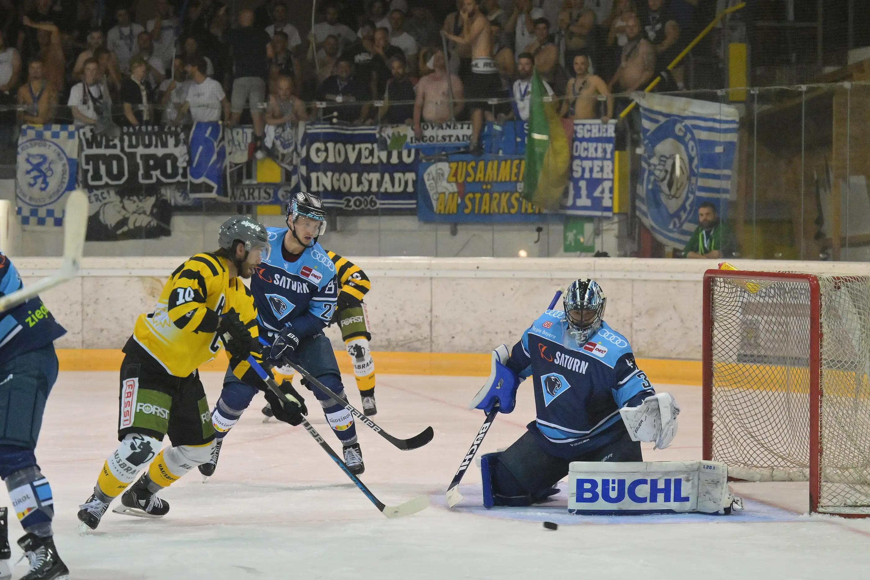Der ERC um Goalie Kevin Reich musste sich dem HC Pustertal mit 4:3 nach Verlängerung geschlagen geben.
Foto: Johannes Traub/JT-Presse.de