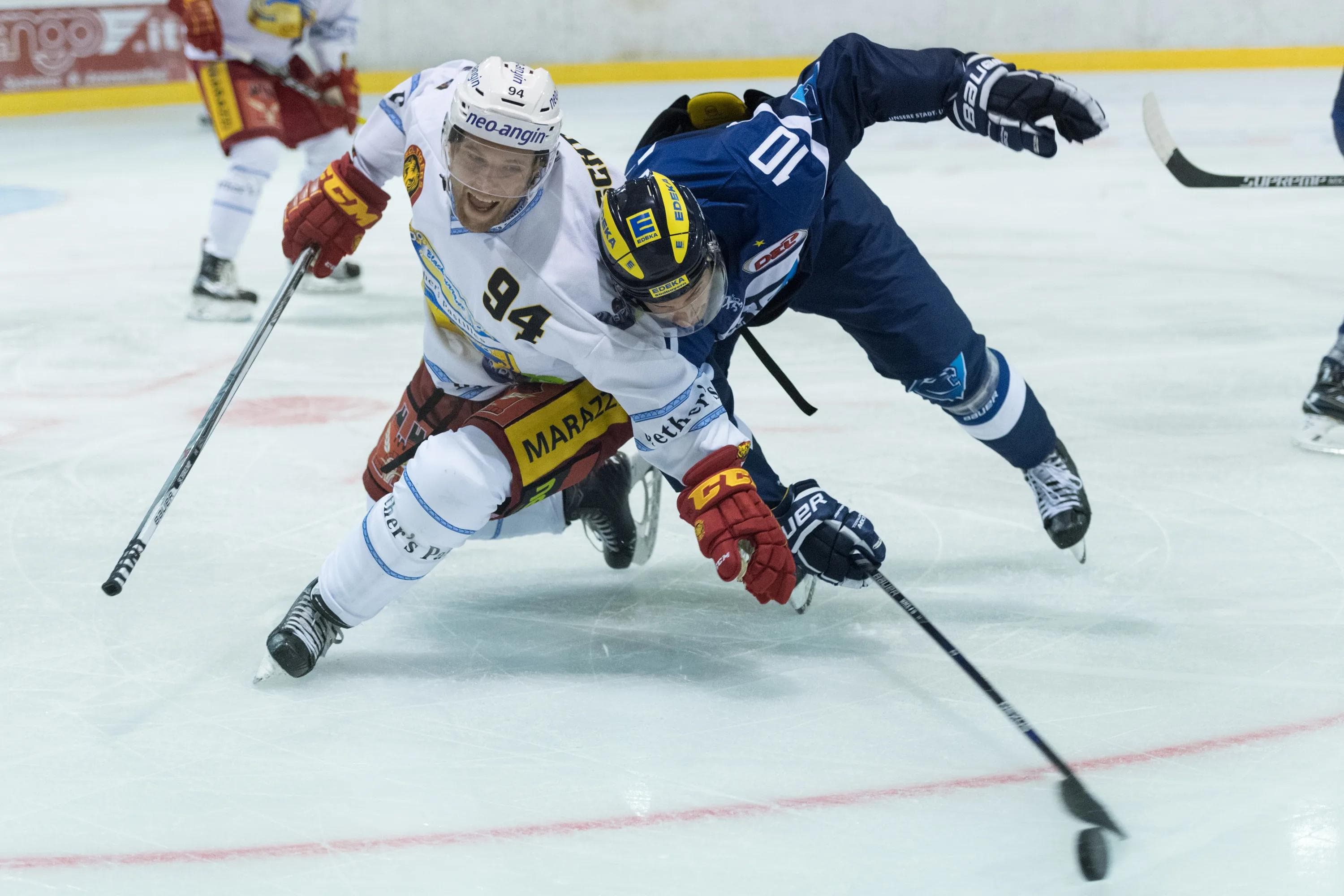 Darryl Boyce (rechts) brachte den ERC Ingolstadt gegen Rob Schremps SCL Tigers zum Auftaktsieg im Vinschgau Cup. Foto: Markus Fischer / mfipics.de