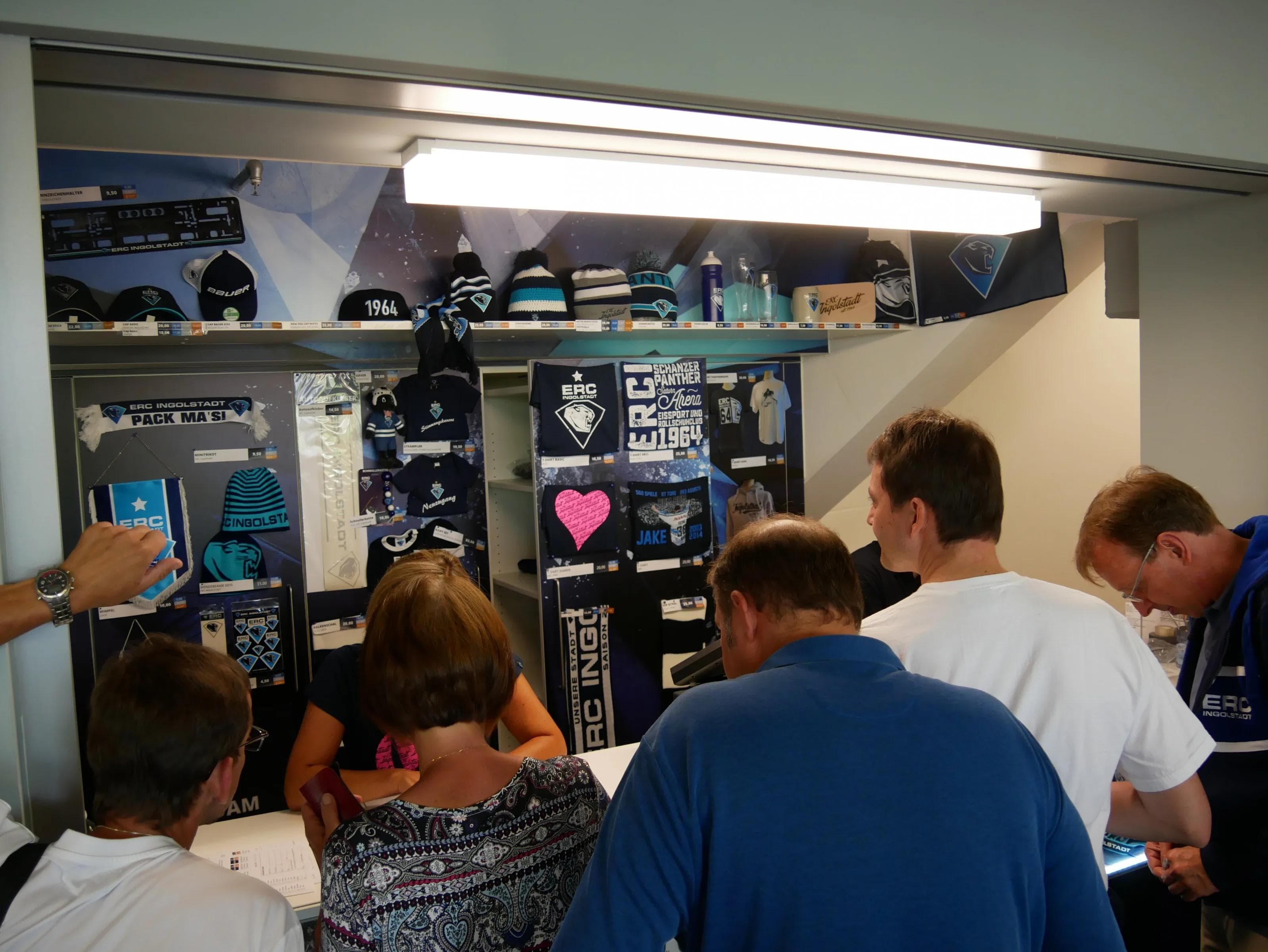 Der Fanshop erfreute sich großer Beliebtheit.