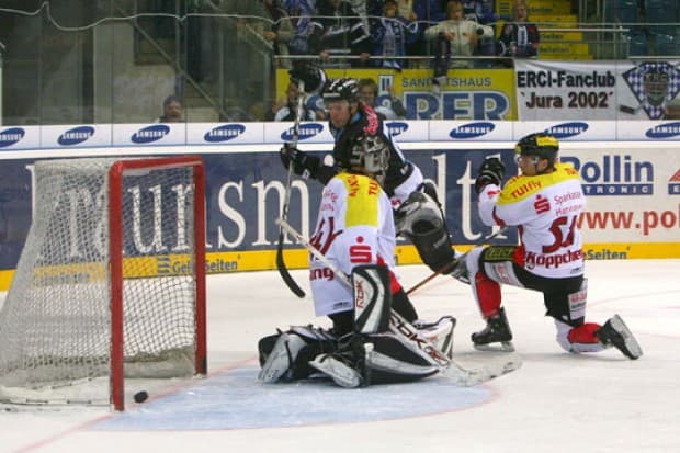 Christoph Melischko traf hier zum 2:2. Am Ende besiegten die Panther die Scorpions mit 4:3 nach Verlängerung.