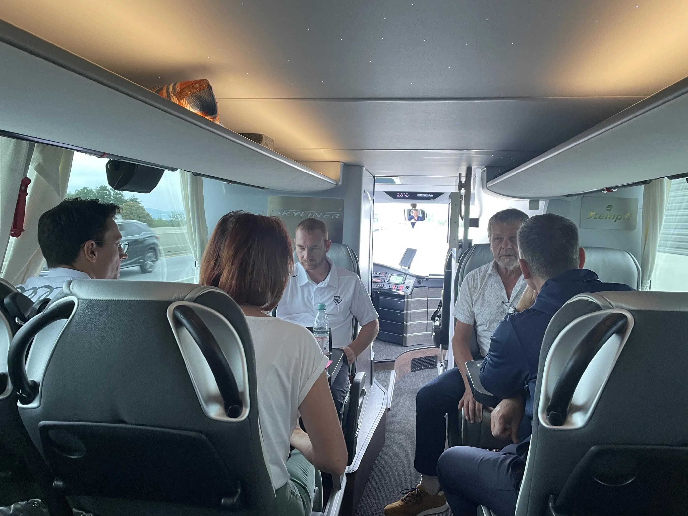 Mit dem Mannschaftsbus zu einem Auswärtsspiel in der Saison-Vorbereitung fahren.