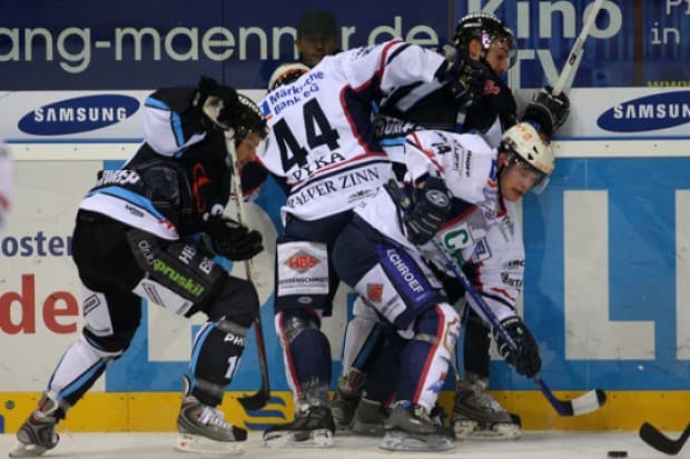 Die Panther sitzen den Roosters im Nacken.    Foto: kbumm
