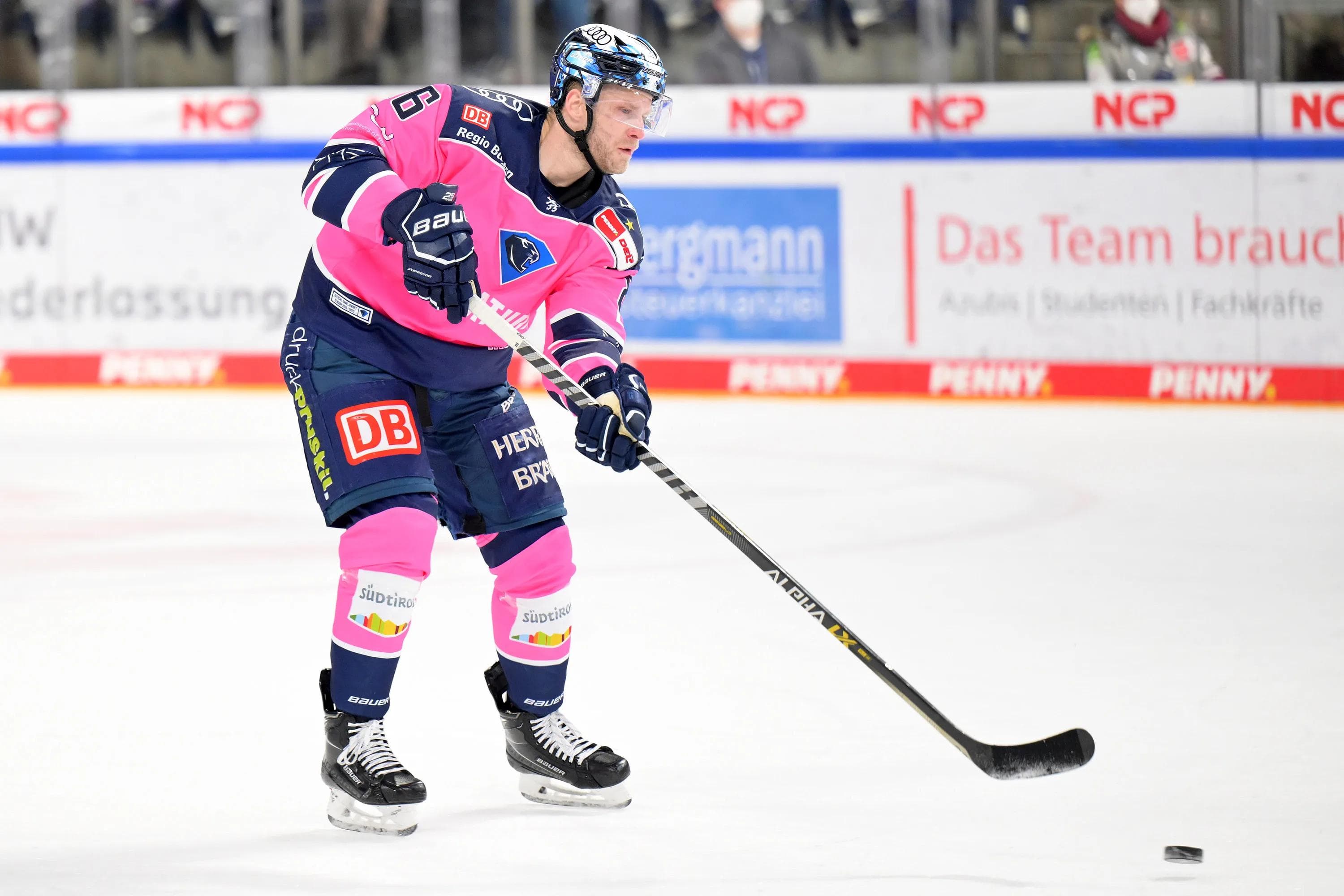 Unter anderem gibt es das Third-Jersey von Daniel Pietta zu ersteigern.
Foto: Johannes TRaub/JT-Presse.de
