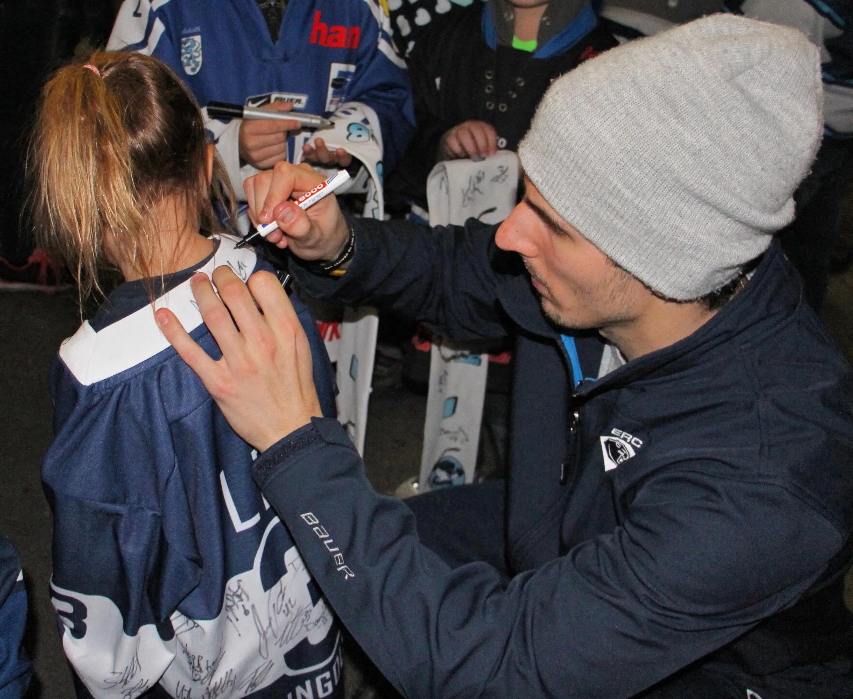 Tomas Kubalik gab nach dem Spiel gerne Autogramme. Foto: Sabine Rabl