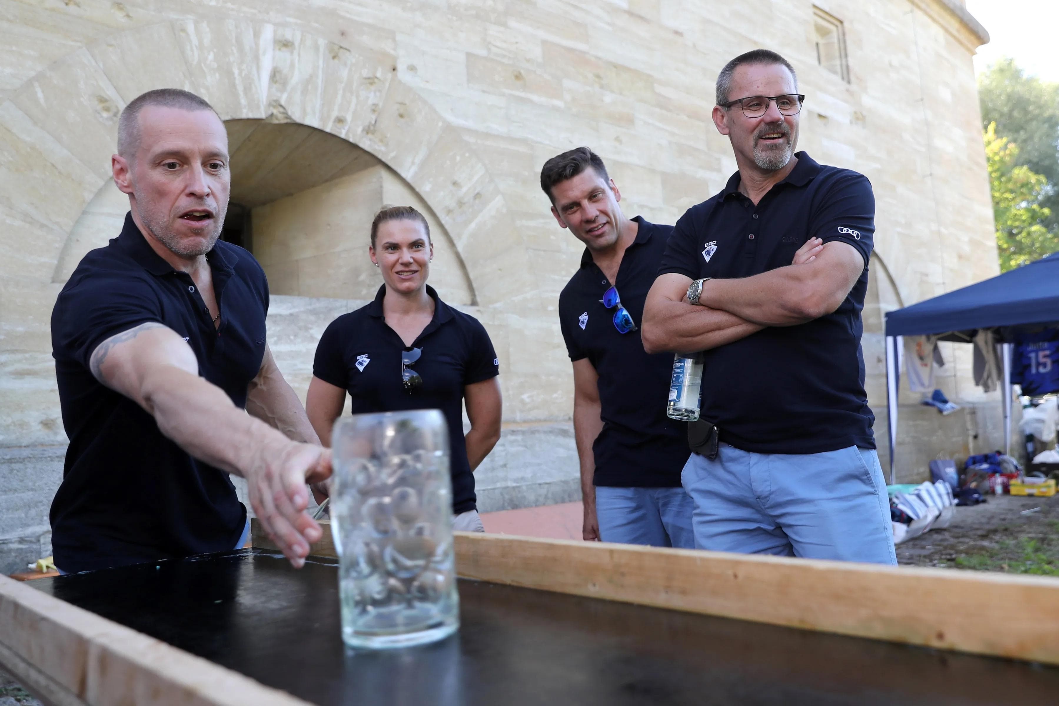 Zeigt Fingerspitzengefühl am Krug - Torwarttrainer Fabian Dahlem.  // Foto: Bösl / kbumm