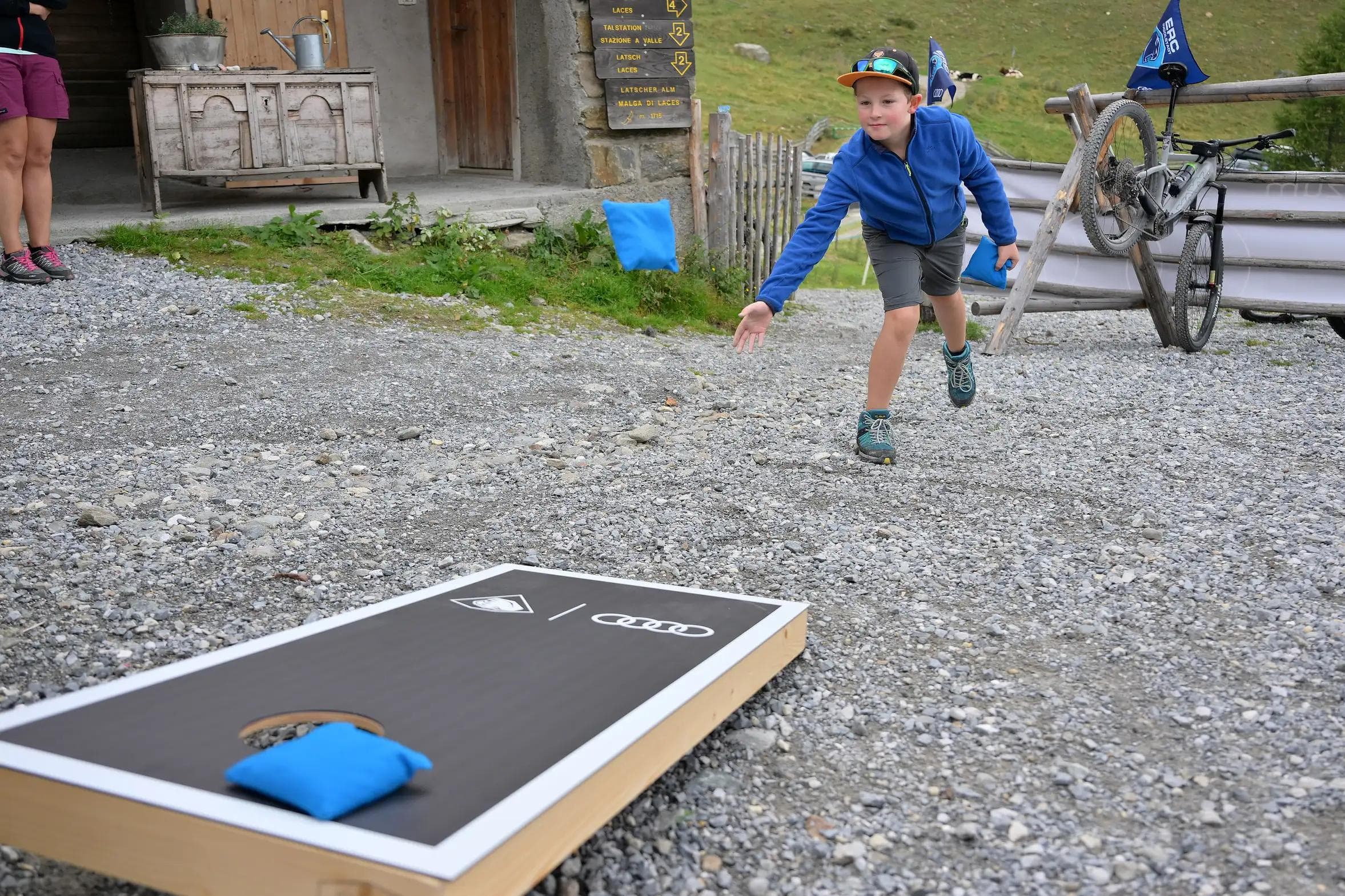 Groß und Klein konnten sich beim Wurfspiel Cornhole versuchen.
Foto: Johannes Traub/JT-Presse.de