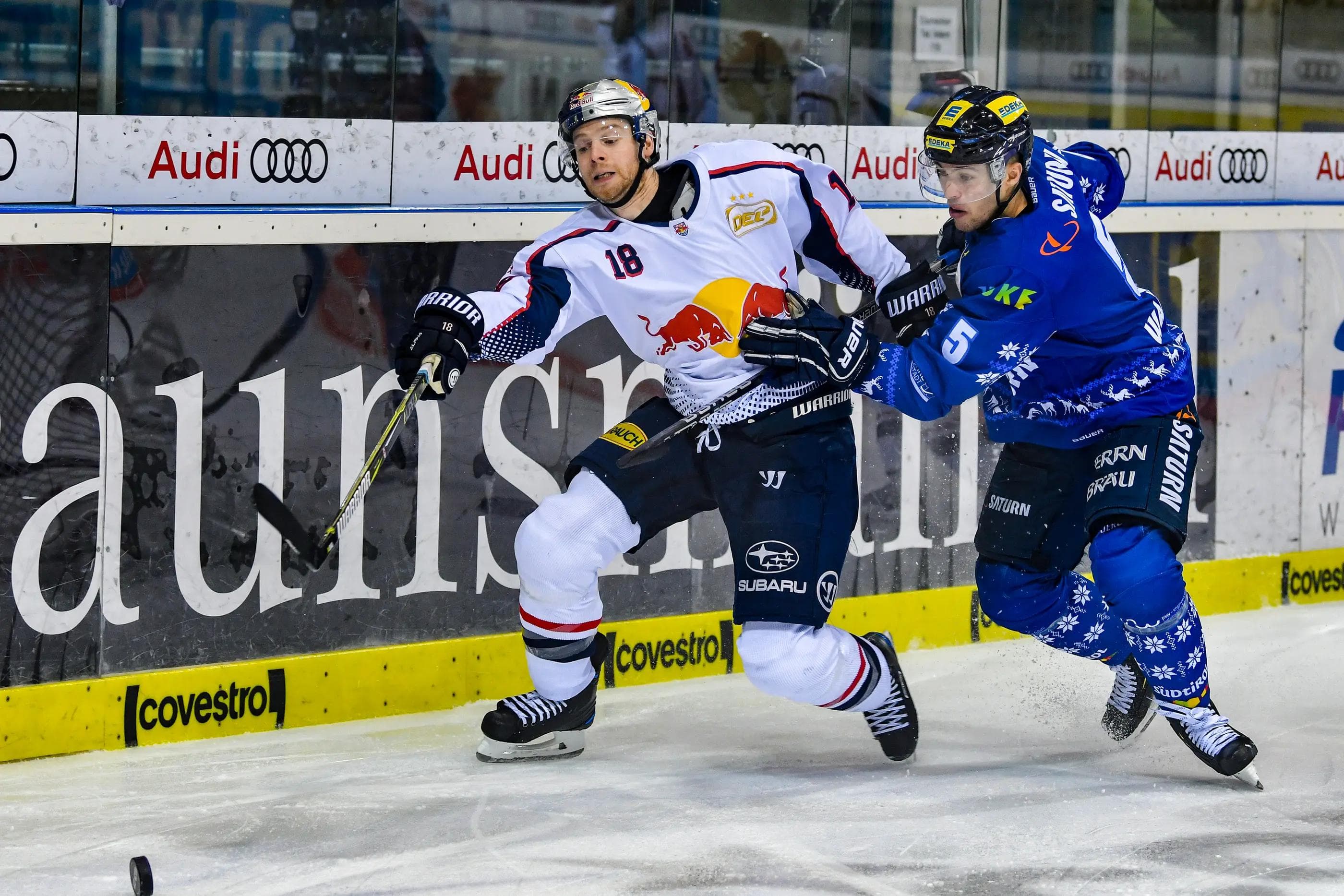 Fabio Wagner (rechts) im Duell mit Münchens Matt Stajan. Foto: Oliver Strisch / st-foto