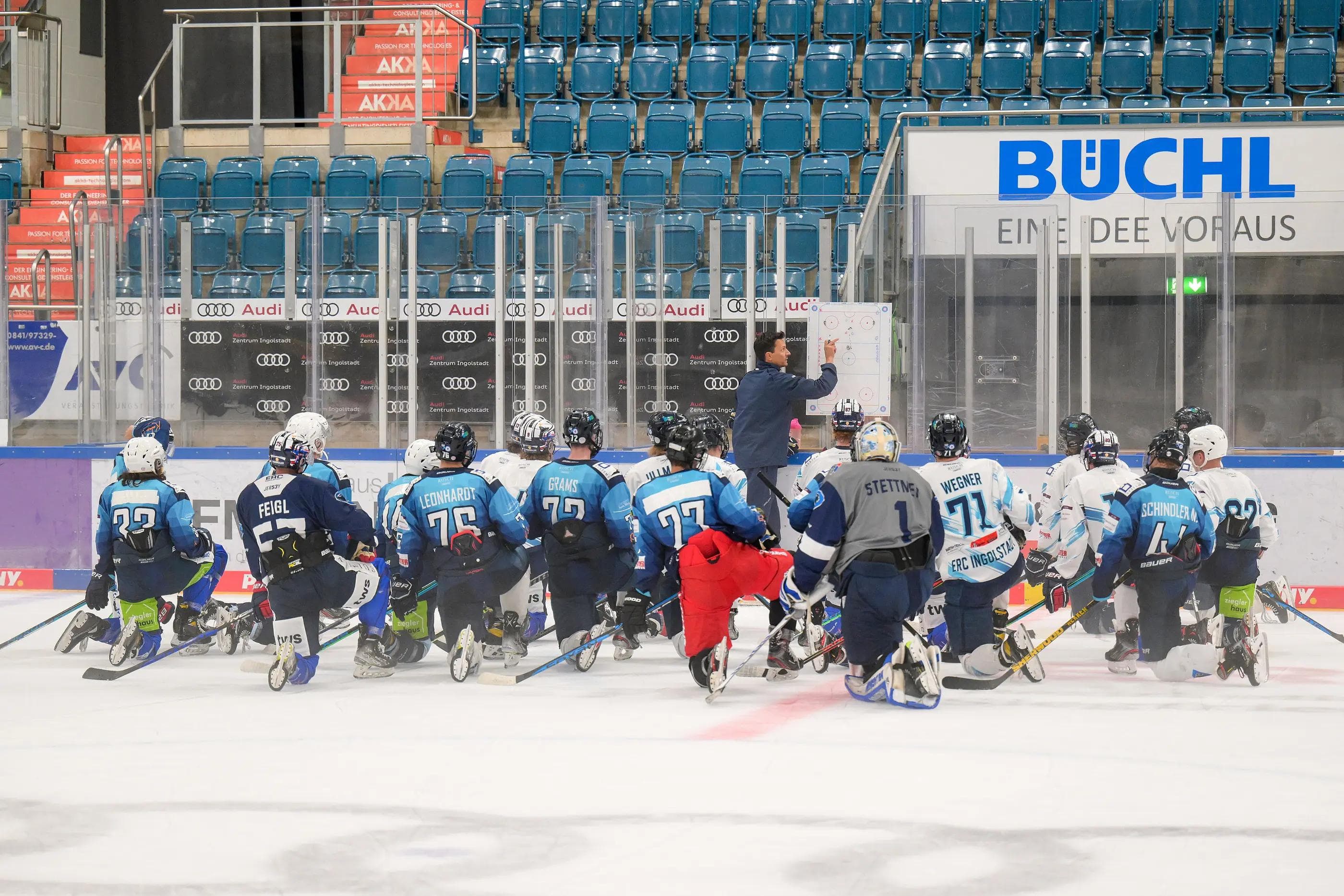 Co-Trainer Brad Tapper erklärt den gut 30 Youngstern die nächste Übung.
Foto: Johannes Traub/JT-Presse.de