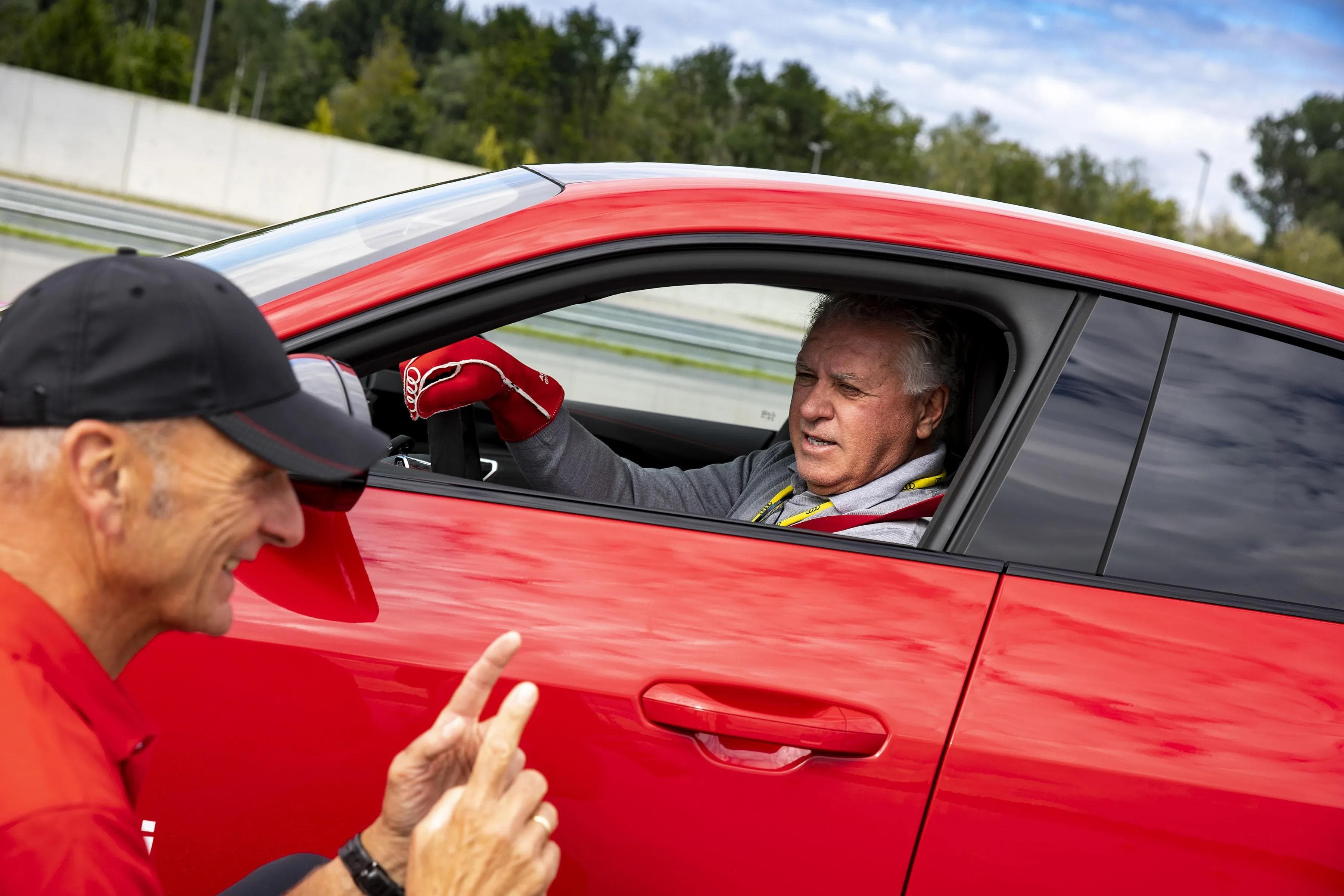 Trainer Doug Shedden am Steuer.
Foto: AUDI AG